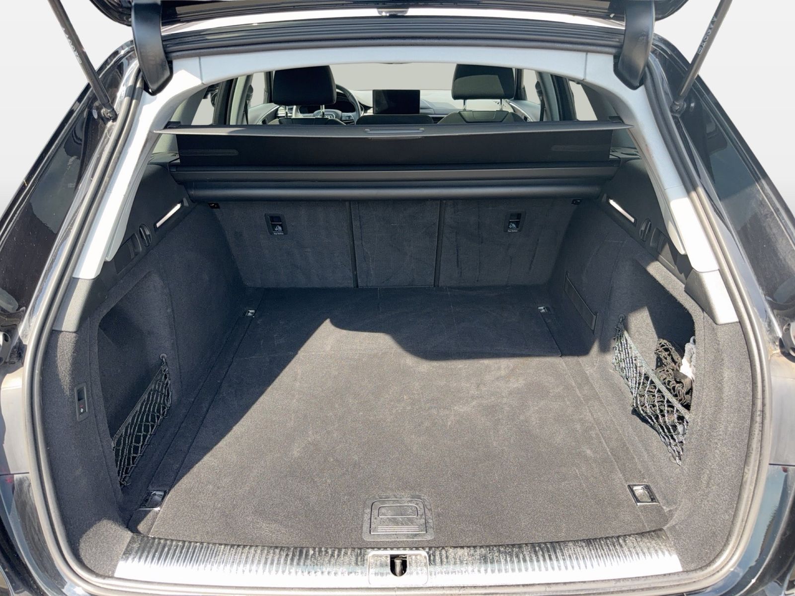 Fahrzeug autohaus mense Fahrzeugabbildung Audi A4 Avant 40 TDI S tronic Matrix AHK HUD - mit KI generiert/bearbeitet