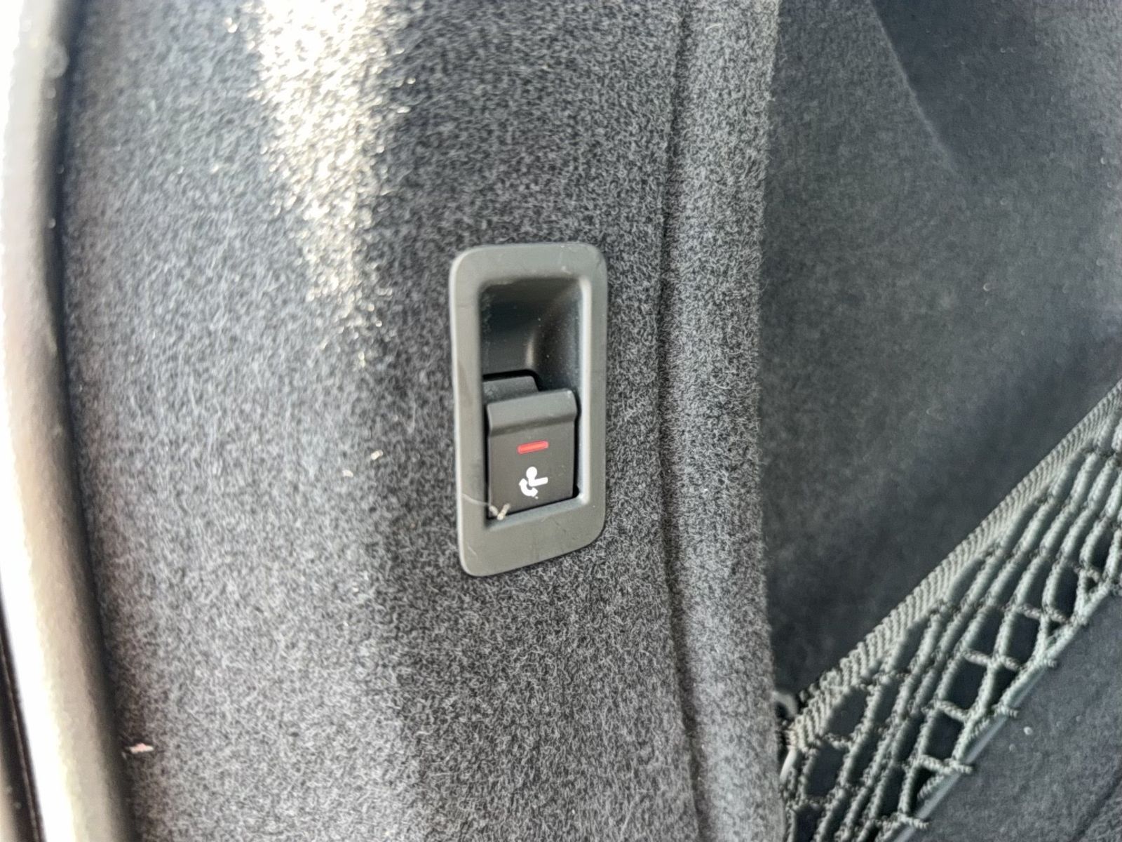 Fahrzeug autohaus mense Fahrzeugabbildung Audi A4 Avant 40 TDI S tronic Matrix AHK HUD - mit KI generiert/bearbeitet