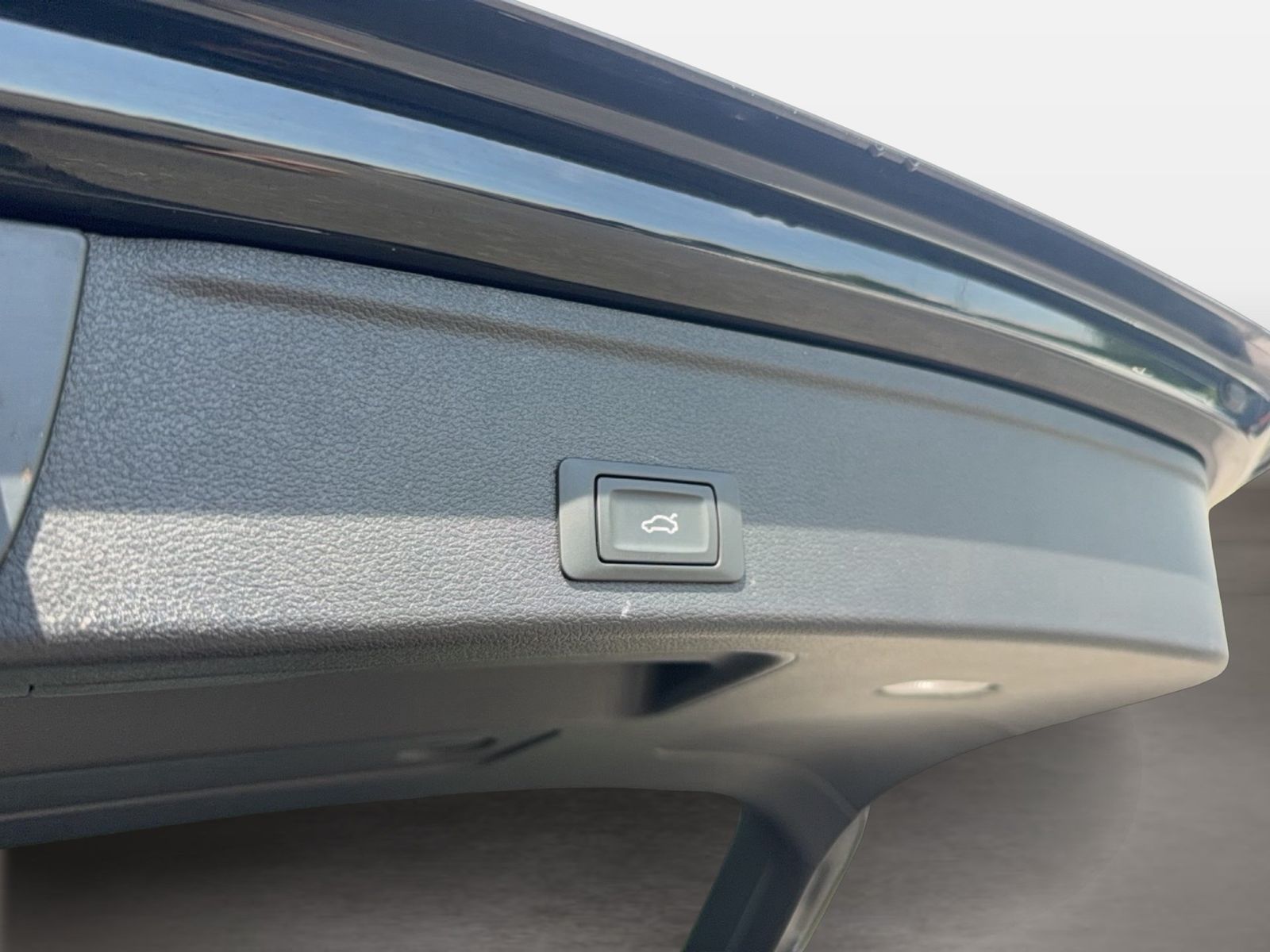 Fahrzeug autohaus mense Fahrzeugabbildung Audi A4 Avant 40 TDI S tronic Matrix AHK HUD - mit KI generiert/bearbeitet