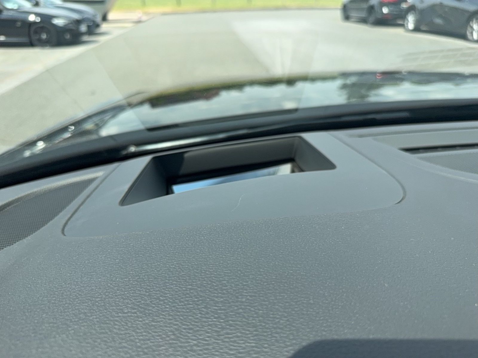 Fahrzeug autohaus mense Fahrzeugabbildung Audi A4 Avant 40 TDI S tronic Matrix AHK HUD - mit KI generiert/bearbeitet