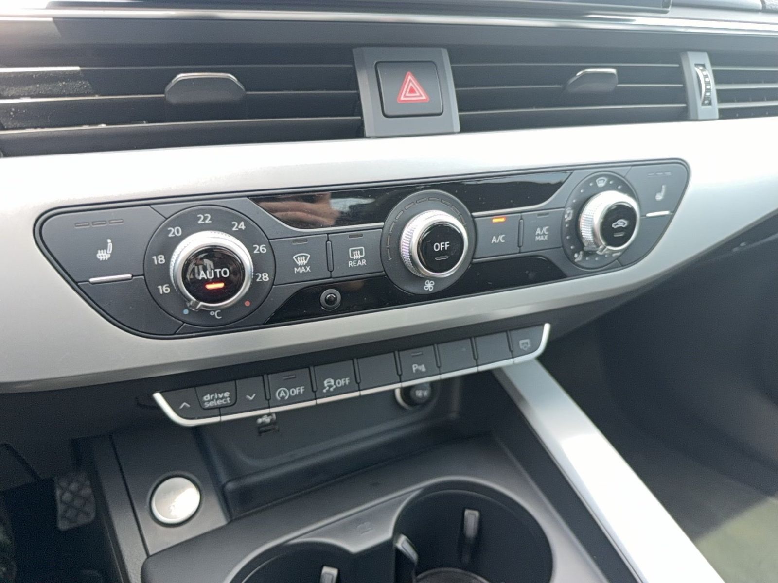 Fahrzeug autohaus mense Fahrzeugabbildung Audi A4 Avant 40 TDI S tronic Matrix AHK HUD - mit KI generiert/bearbeitet