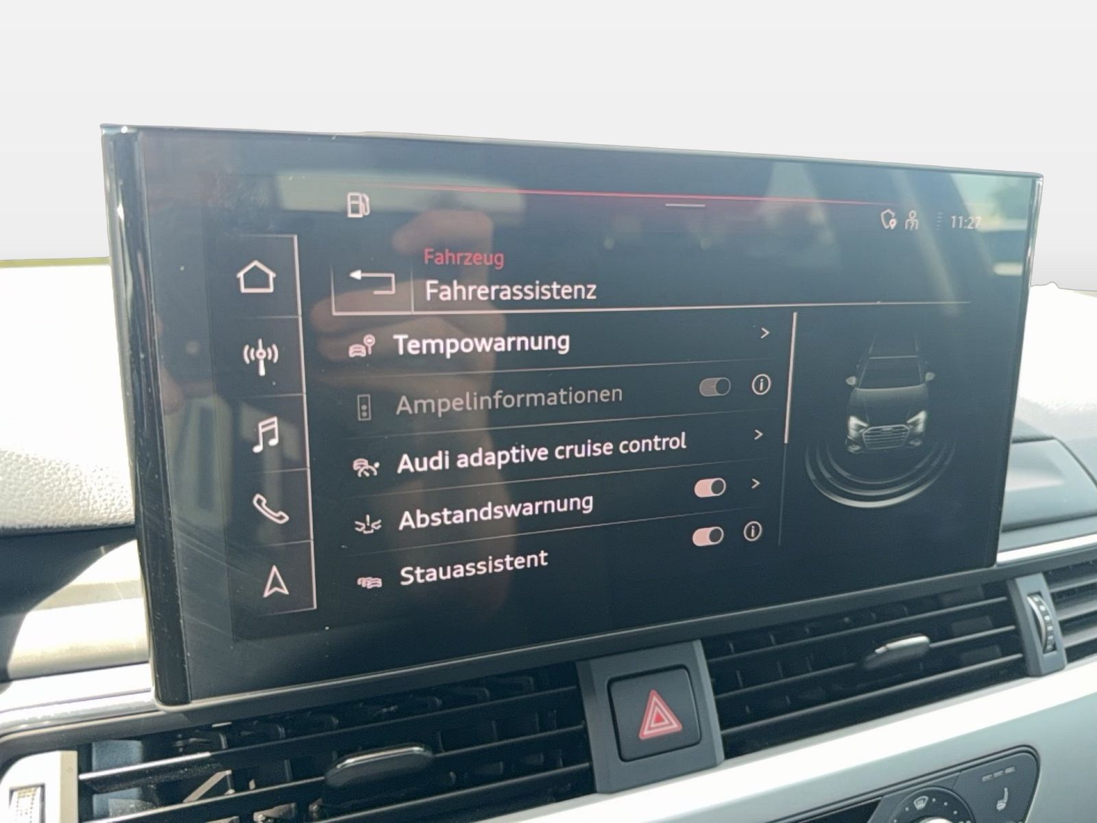 Fahrzeug autohaus mense Fahrzeugabbildung Audi A4 Avant 40 TDI S tronic Matrix AHK HUD - mit KI generiert/bearbeitet
