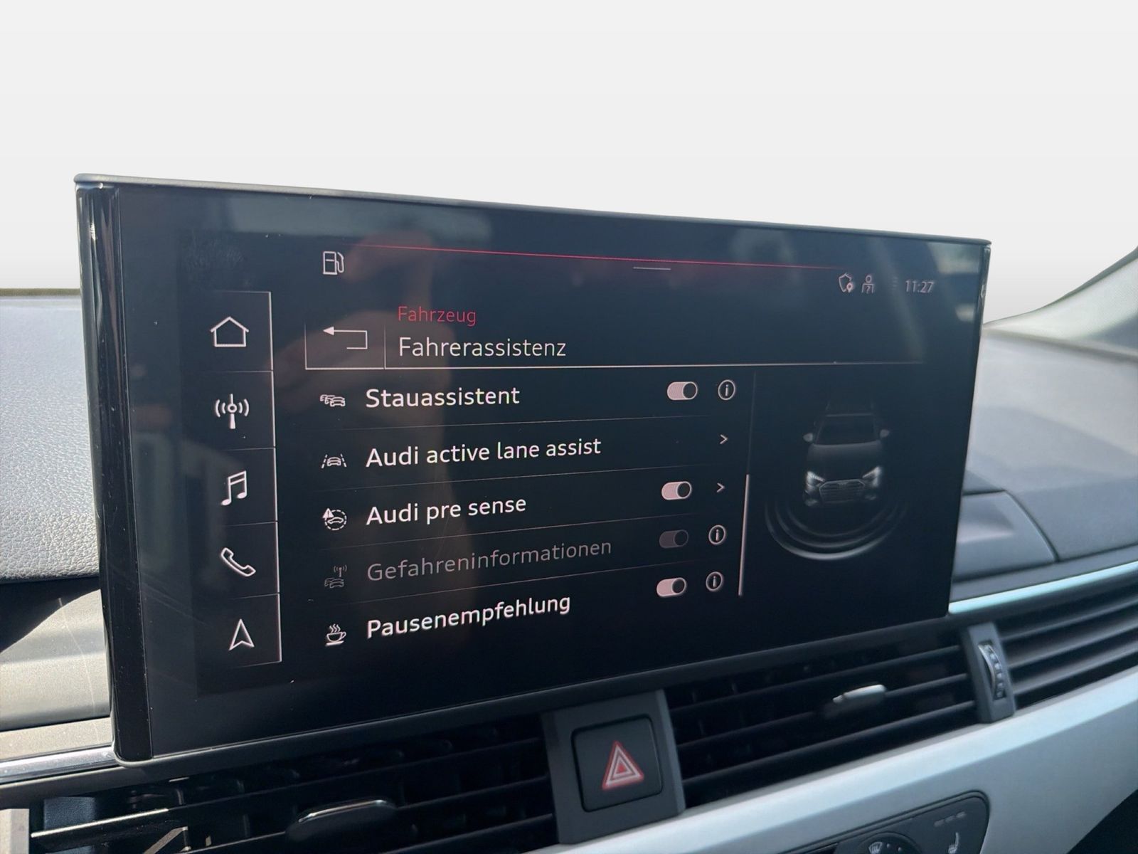 Fahrzeug autohaus mense Fahrzeugabbildung Audi A4 Avant 40 TDI S tronic Matrix AHK HUD - mit KI generiert/bearbeitet