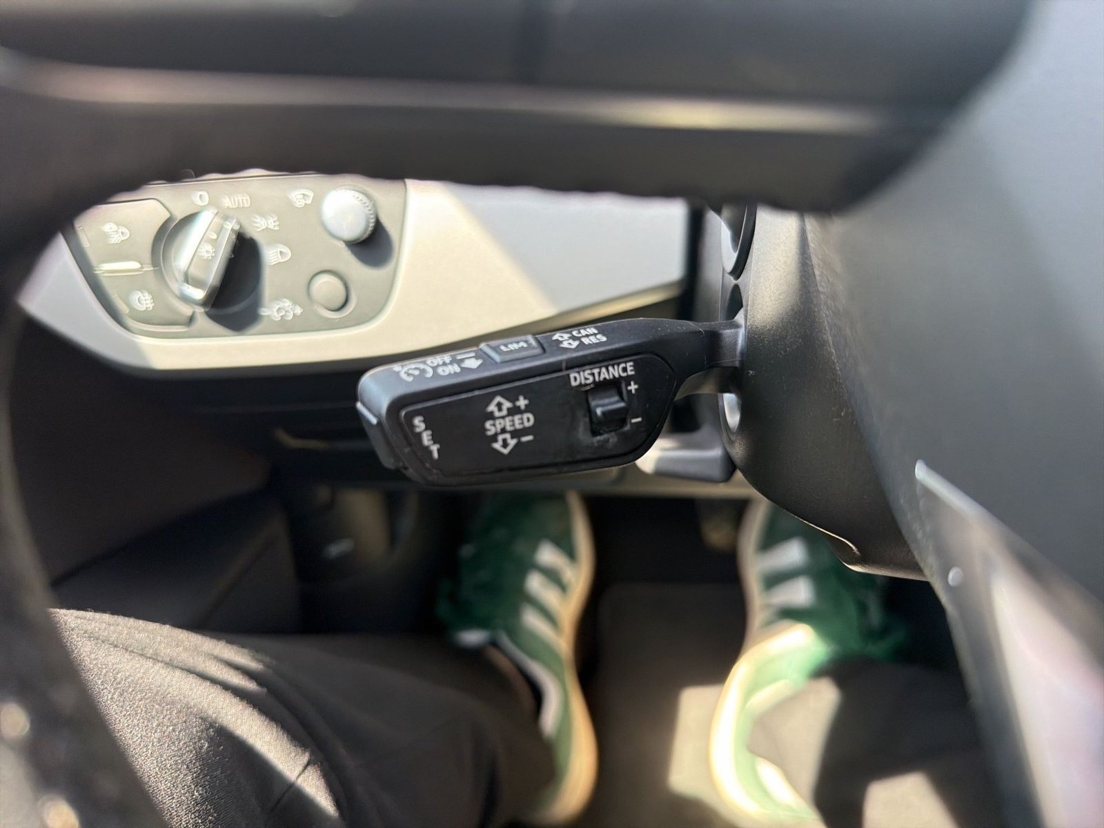 Fahrzeug autohaus mense Fahrzeugabbildung Audi A4 Avant 40 TDI S tronic Matrix AHK HUD - mit KI generiert/bearbeitet