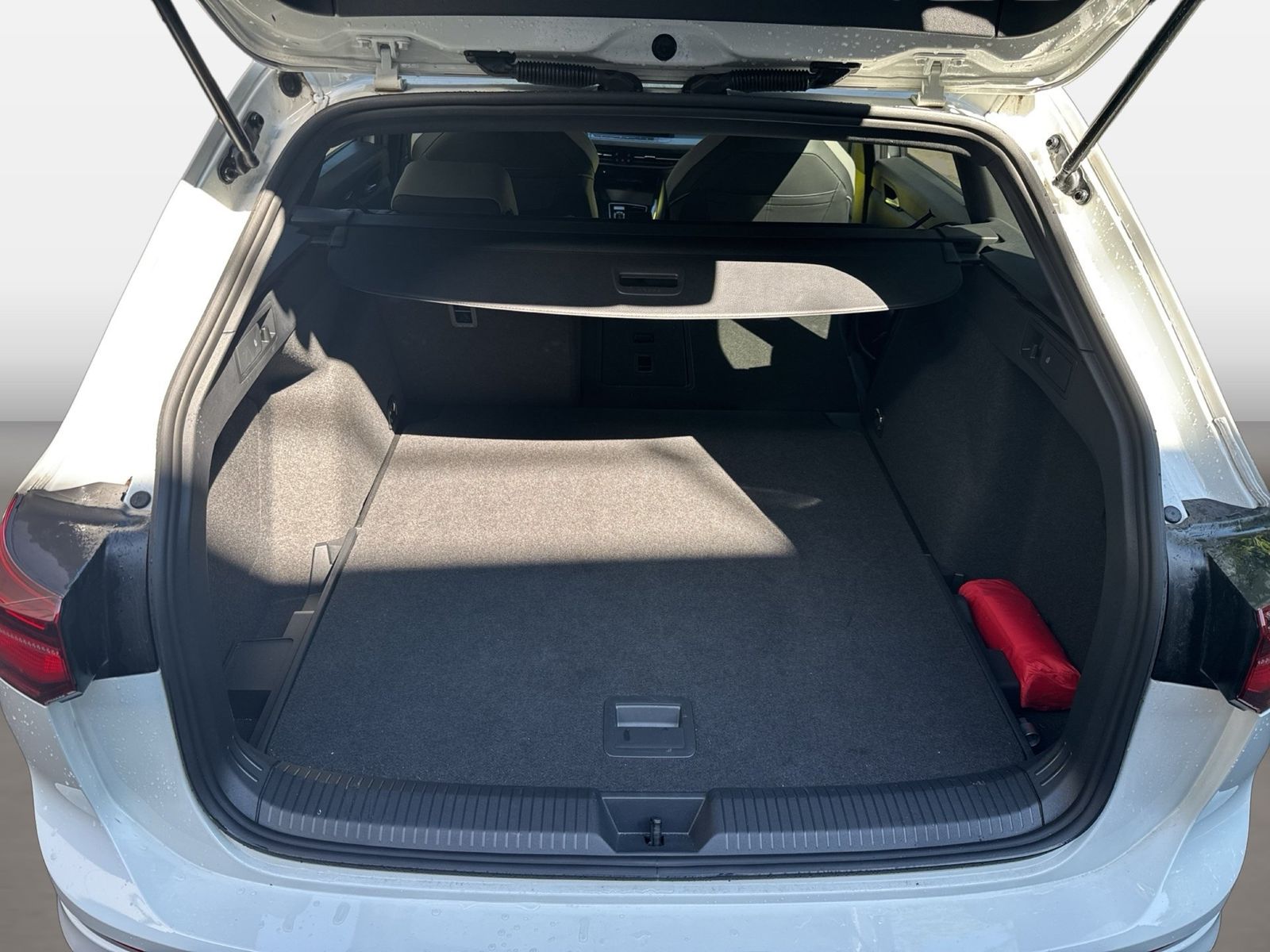 Fahrzeugabbildung Volkswagen Golf VIII Variant 2.0 TDI DSG R-line IQ.Light SD - mit KI generiert/bearbeitet