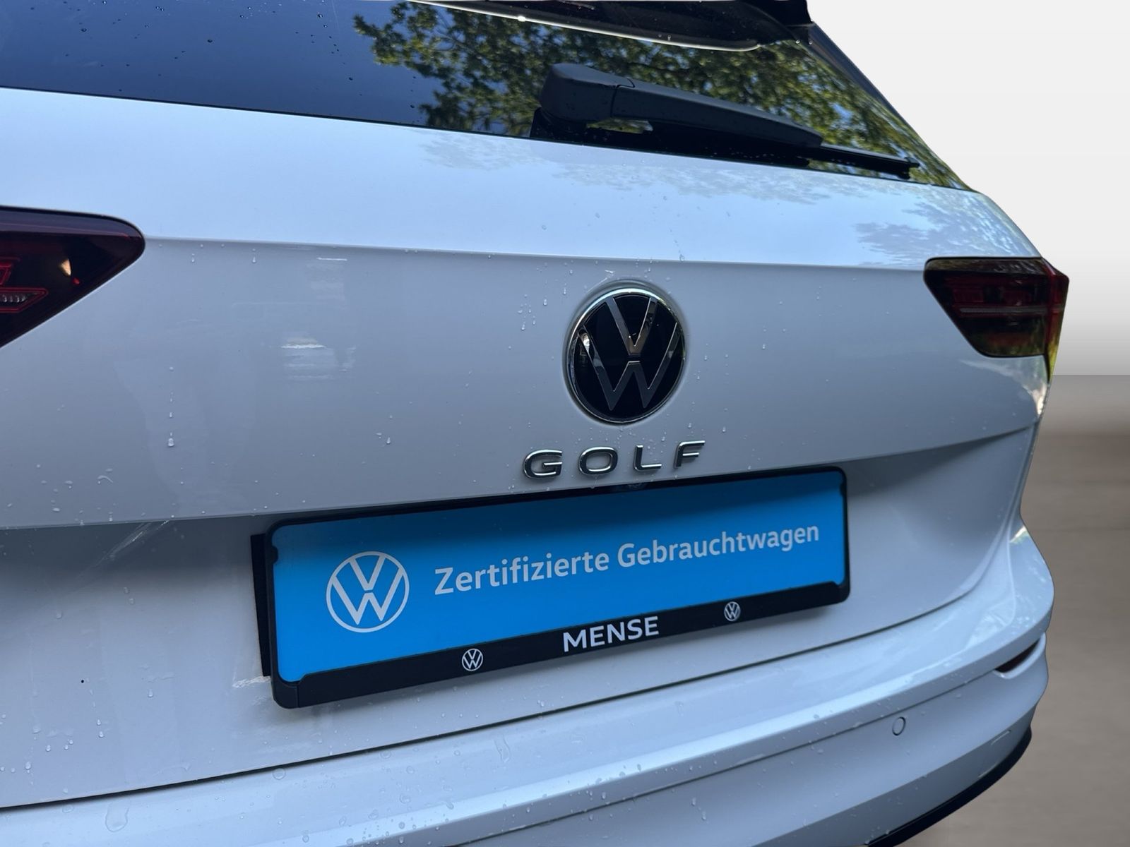 Fahrzeugabbildung Volkswagen Golf VIII Variant 2.0 TDI DSG R-line IQ.Light SD - mit KI generiert/bearbeitet