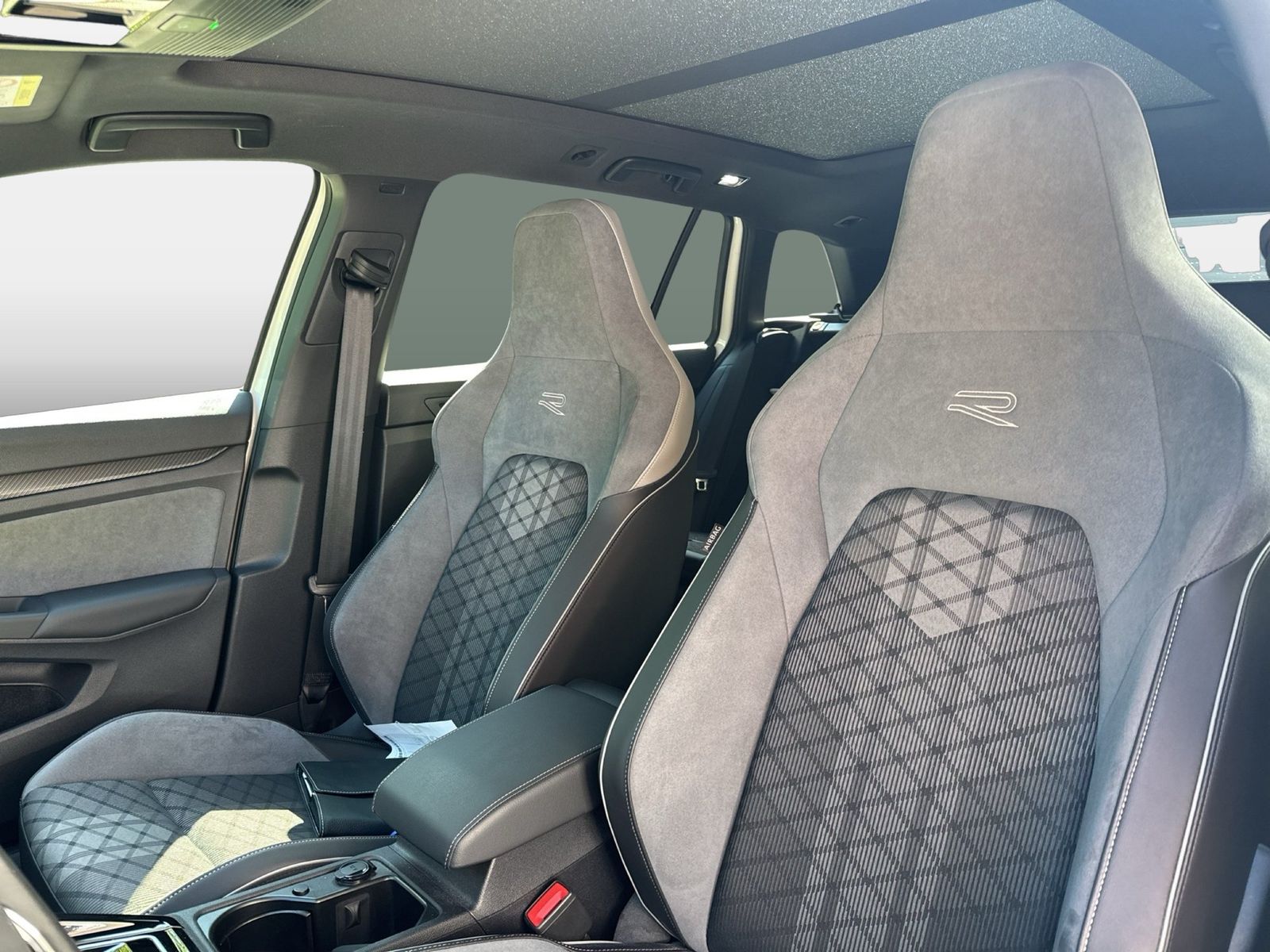 Fahrzeugabbildung Volkswagen Golf VIII Variant 2.0 TDI DSG R-line IQ.Light SD - mit KI generiert/bearbeitet