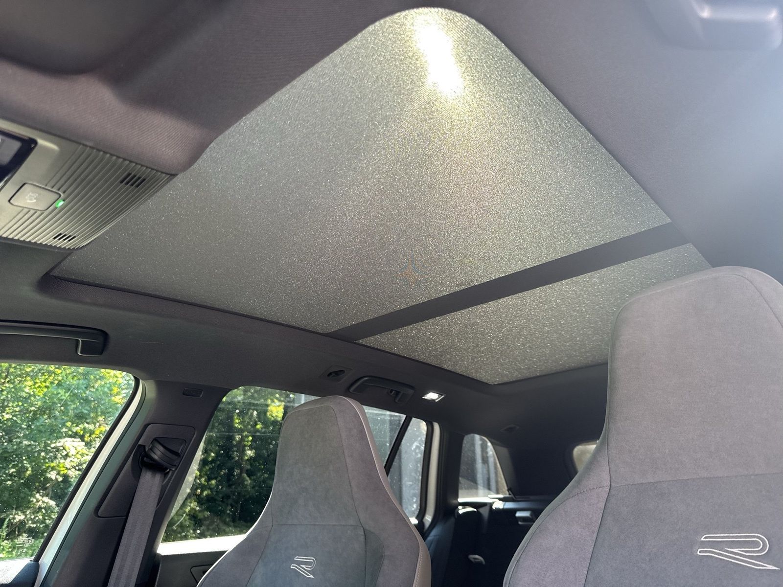Fahrzeugabbildung Volkswagen Golf VIII Variant 2.0 TDI DSG R-line IQ.Light SD - mit KI generiert/bearbeitet