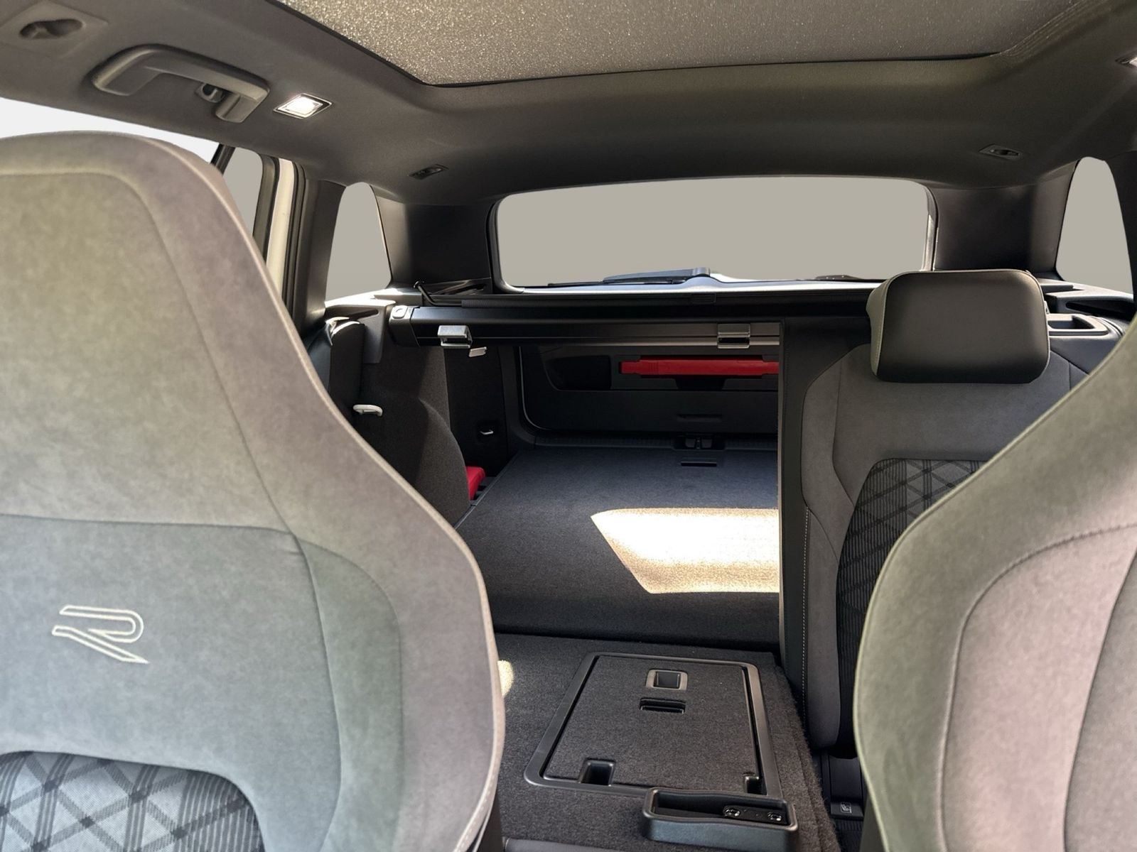 Fahrzeugabbildung Volkswagen Golf VIII Variant 2.0 TDI DSG R-line IQ.Light SD - mit KI generiert/bearbeitet