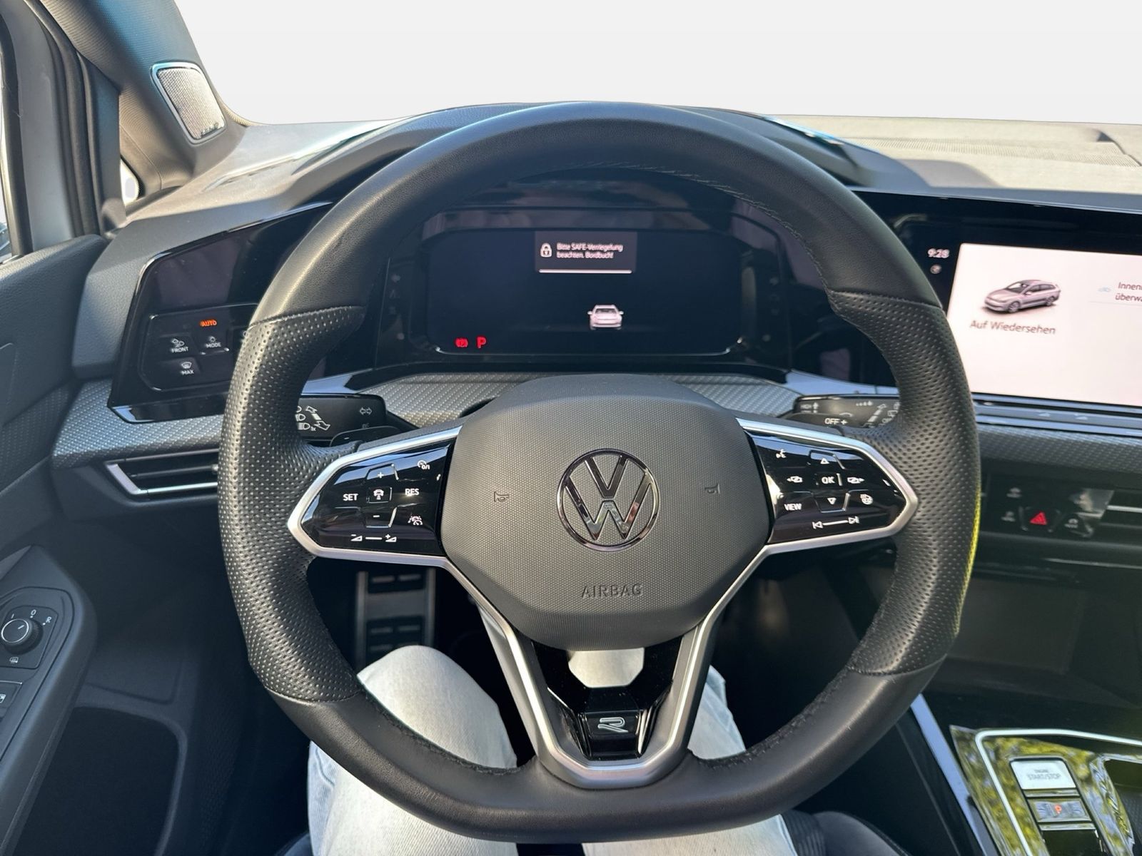 Fahrzeugabbildung Volkswagen Golf VIII Variant 2.0 TDI DSG R-line IQ.Light SD - mit KI generiert/bearbeitet
