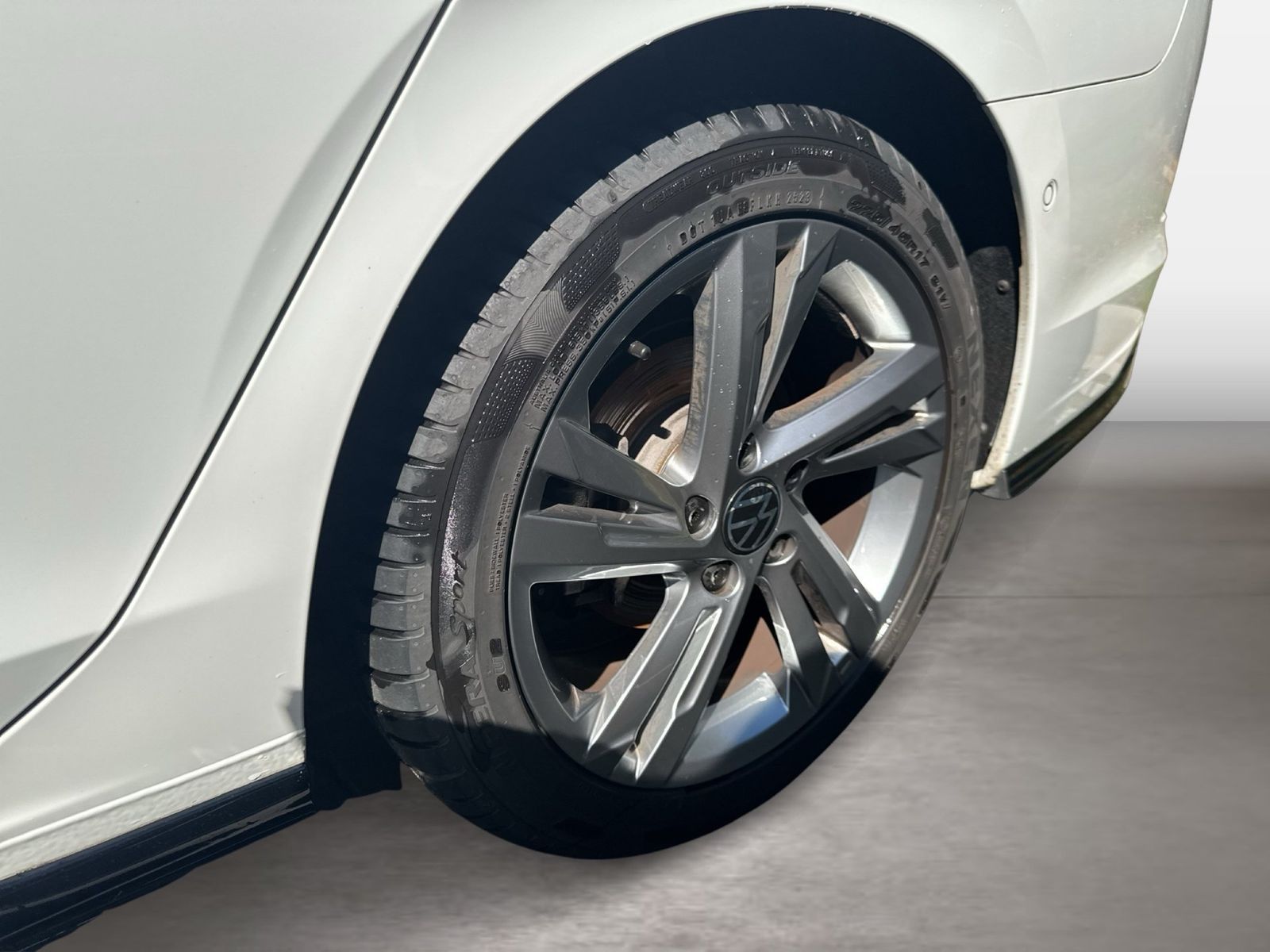 Fahrzeugabbildung Volkswagen Golf VIII Variant 2.0 TDI DSG R-line IQ.Light SD - mit KI generiert/bearbeitet