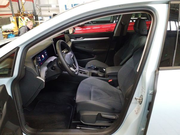 Fahrzeugabbildung Volkswagen Golf VIII 1.5 eTSI DSG Life IQ.Light Matrix h/k