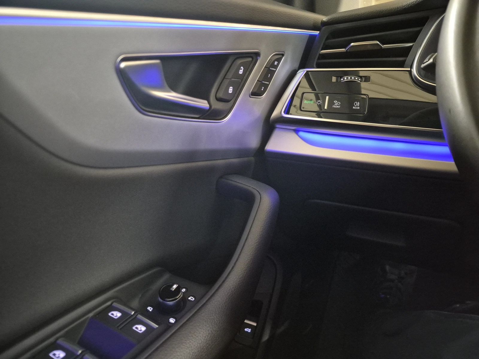 Fahrzeug autohaus mense Fahrzeugabbildung Audi Q8 55 TFSI quattro tiptronic Luft 4xSHZG ACC LED