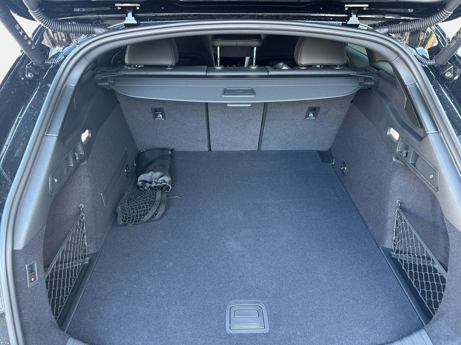 Fahrzeugabbildung Audi A6 Avant e-tron quattro 315 kW Matrix - mit KI generiert/bearbeitet