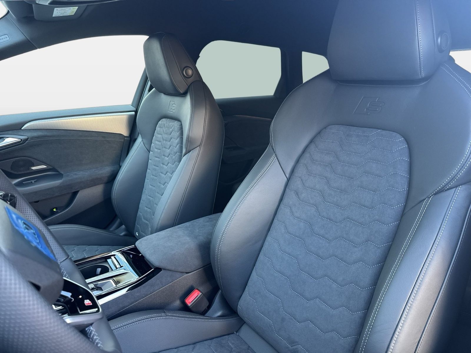 Fahrzeugabbildung Audi A6 Avant e-tron quattro 315 kW Matrix - mit KI generiert/bearbeitet
