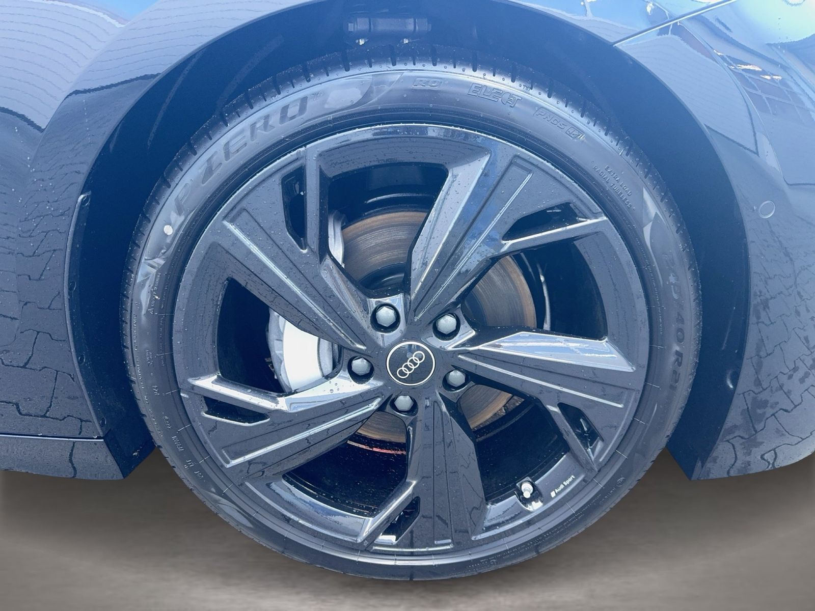 Fahrzeugabbildung Audi A6 Avant e-tron quattro 315 kW Matrix - mit KI generiert/bearbeitet