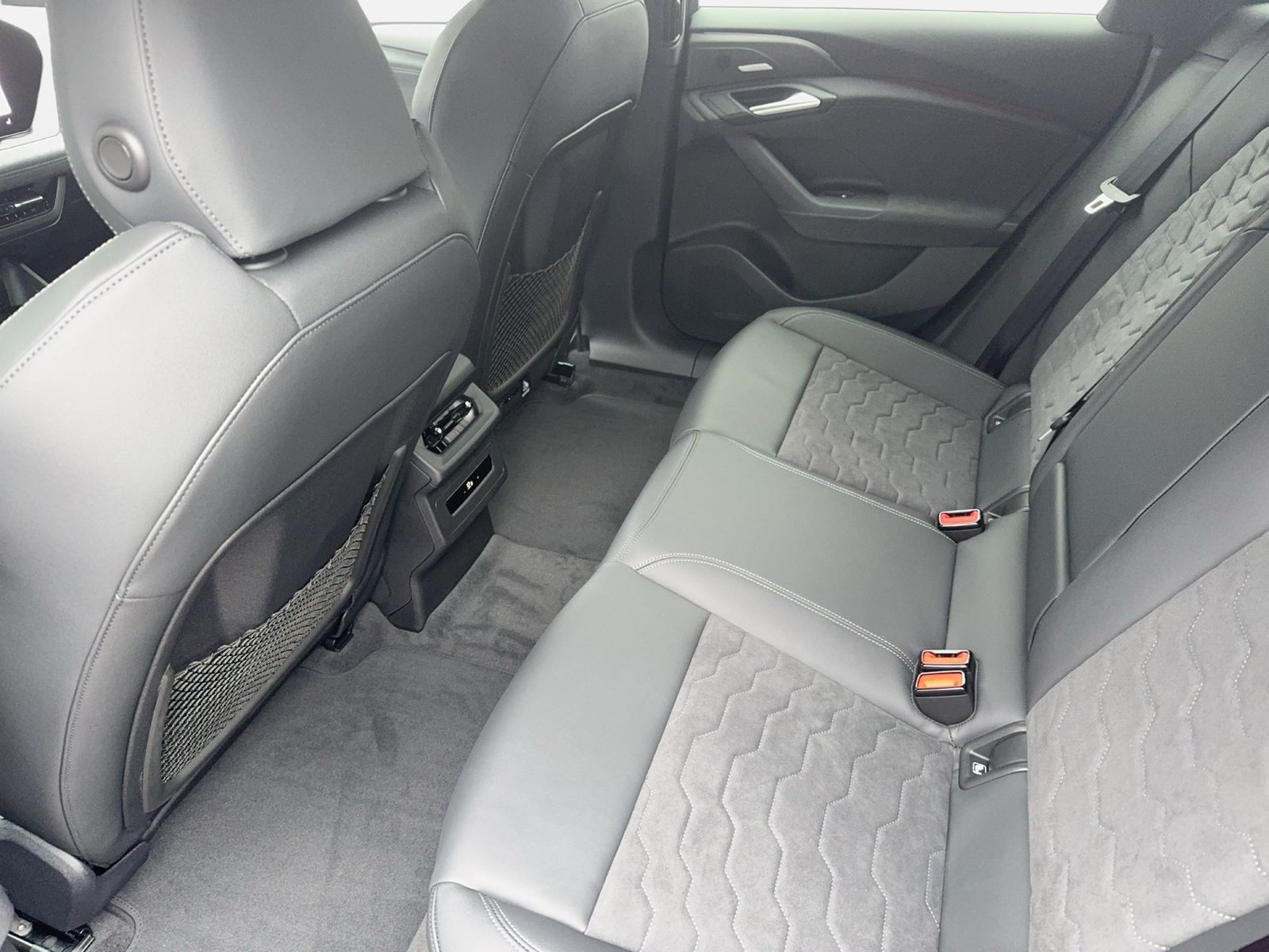 Fahrzeugabbildung Audi A6 Avant e-tron quattro 315 kW Matrix - mit KI generiert/bearbeitet
