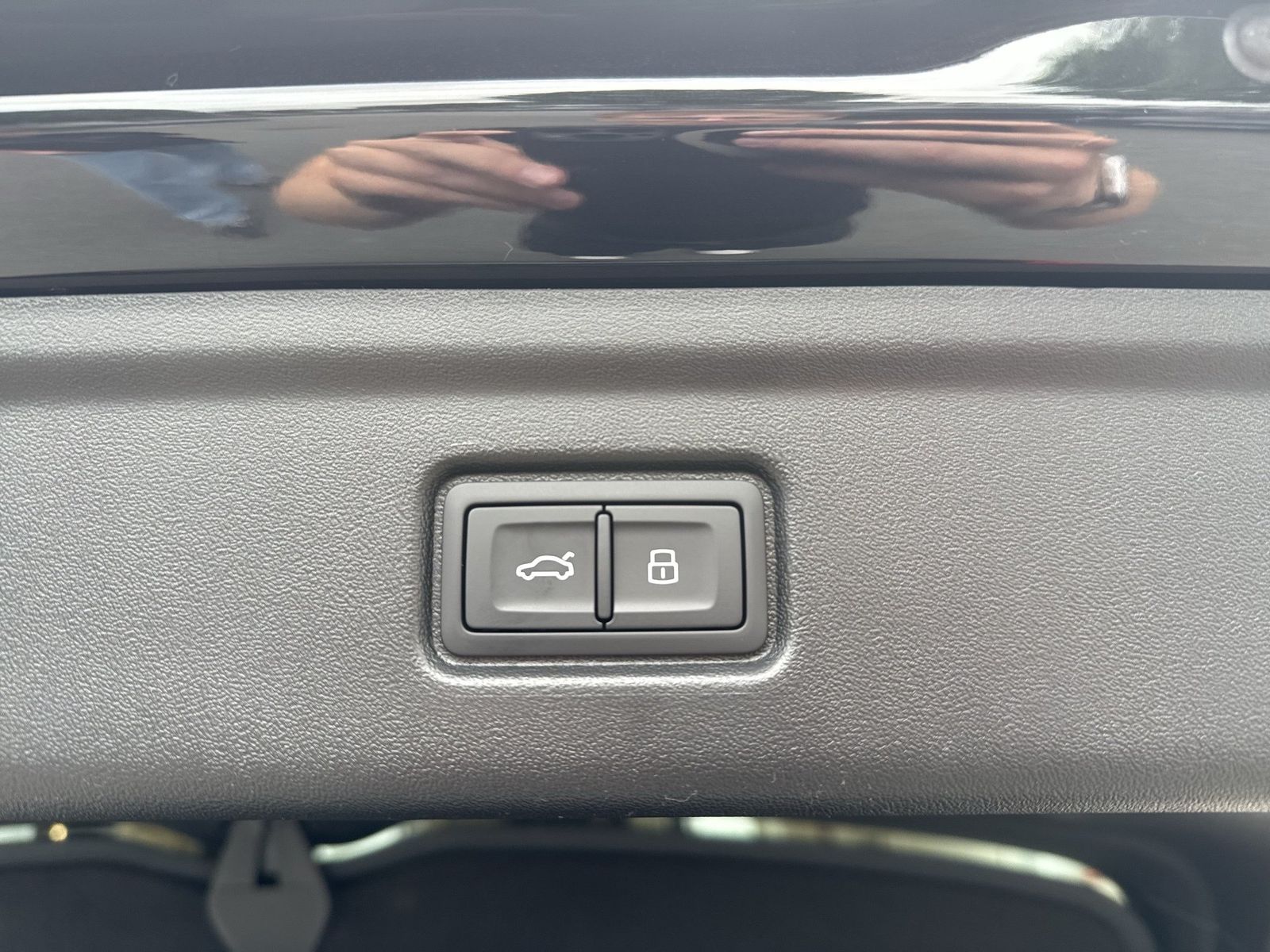 Fahrzeugabbildung Audi A6 Avant e-tron quattro 315 kW Matrix - mit KI generiert/bearbeitet
