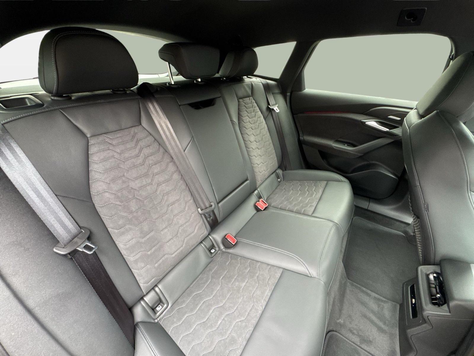 Fahrzeugabbildung Audi A6 Avant e-tron quattro 315 kW Matrix - mit KI generiert/bearbeitet