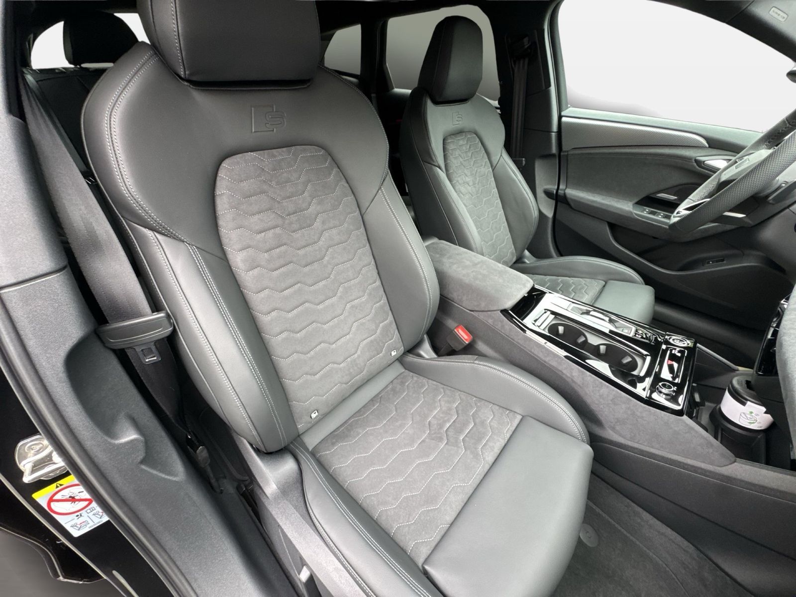 Fahrzeugabbildung Audi A6 Avant e-tron quattro 315 kW Matrix - mit KI generiert/bearbeitet