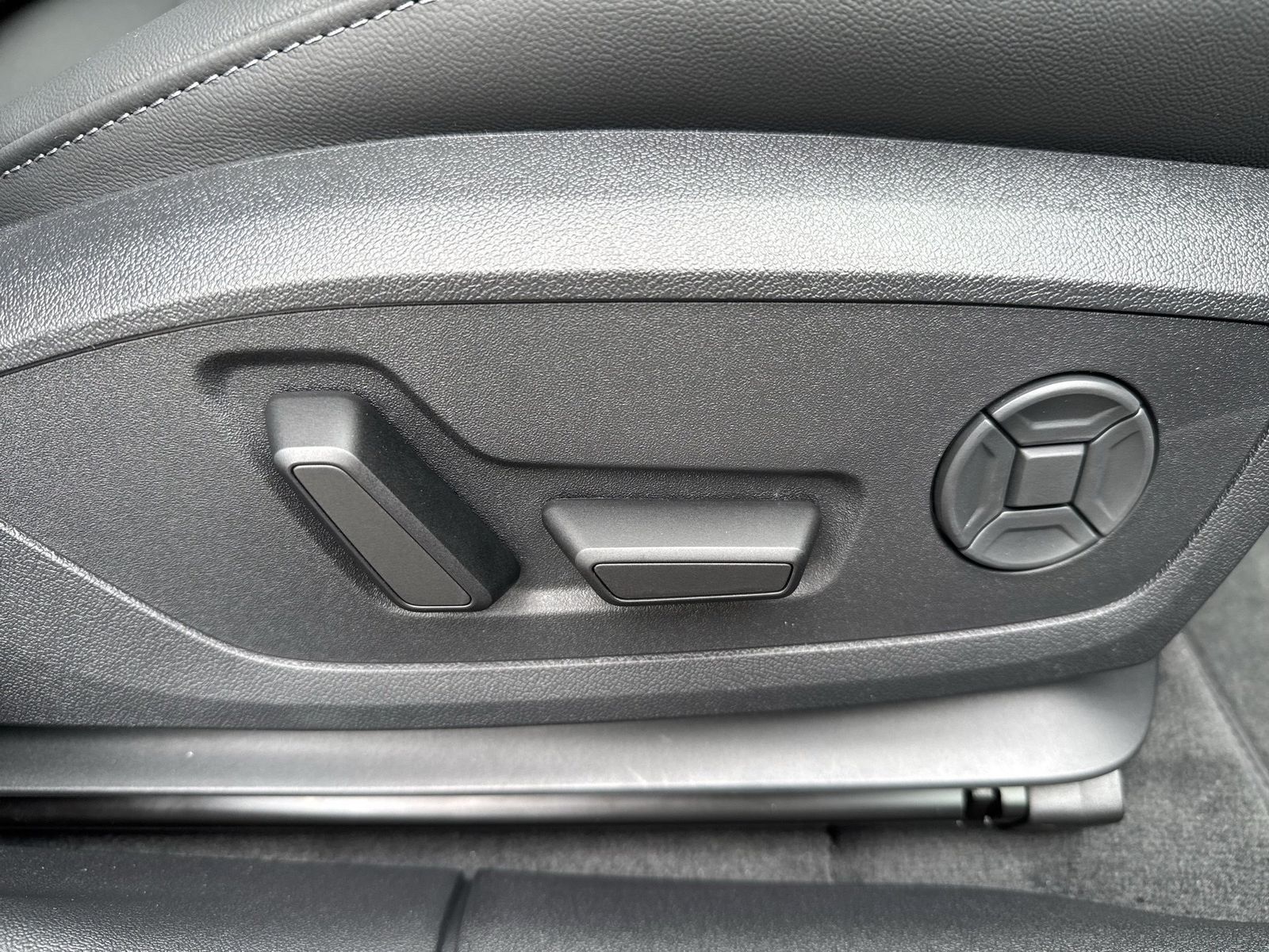 Fahrzeugabbildung Audi A6 Avant e-tron quattro 315 kW Matrix - mit KI generiert/bearbeitet