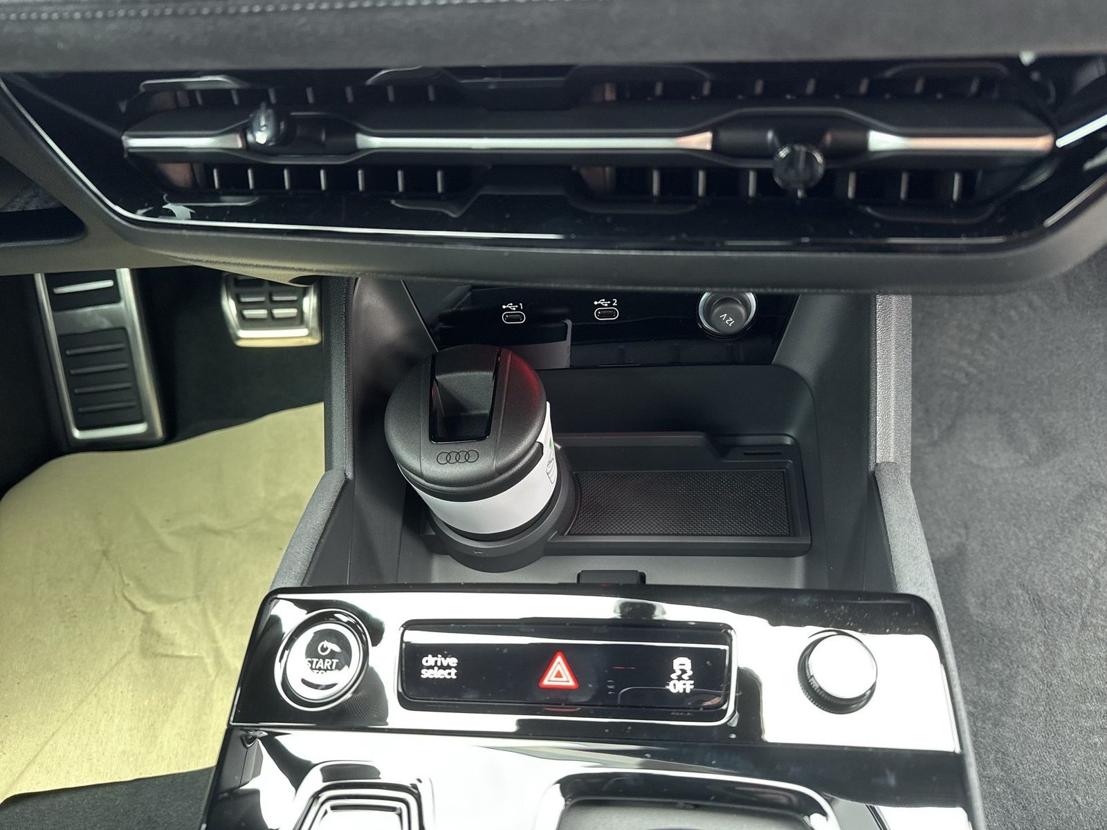 Fahrzeugabbildung Audi A6 Avant e-tron quattro 315 kW Matrix - mit KI generiert/bearbeitet
