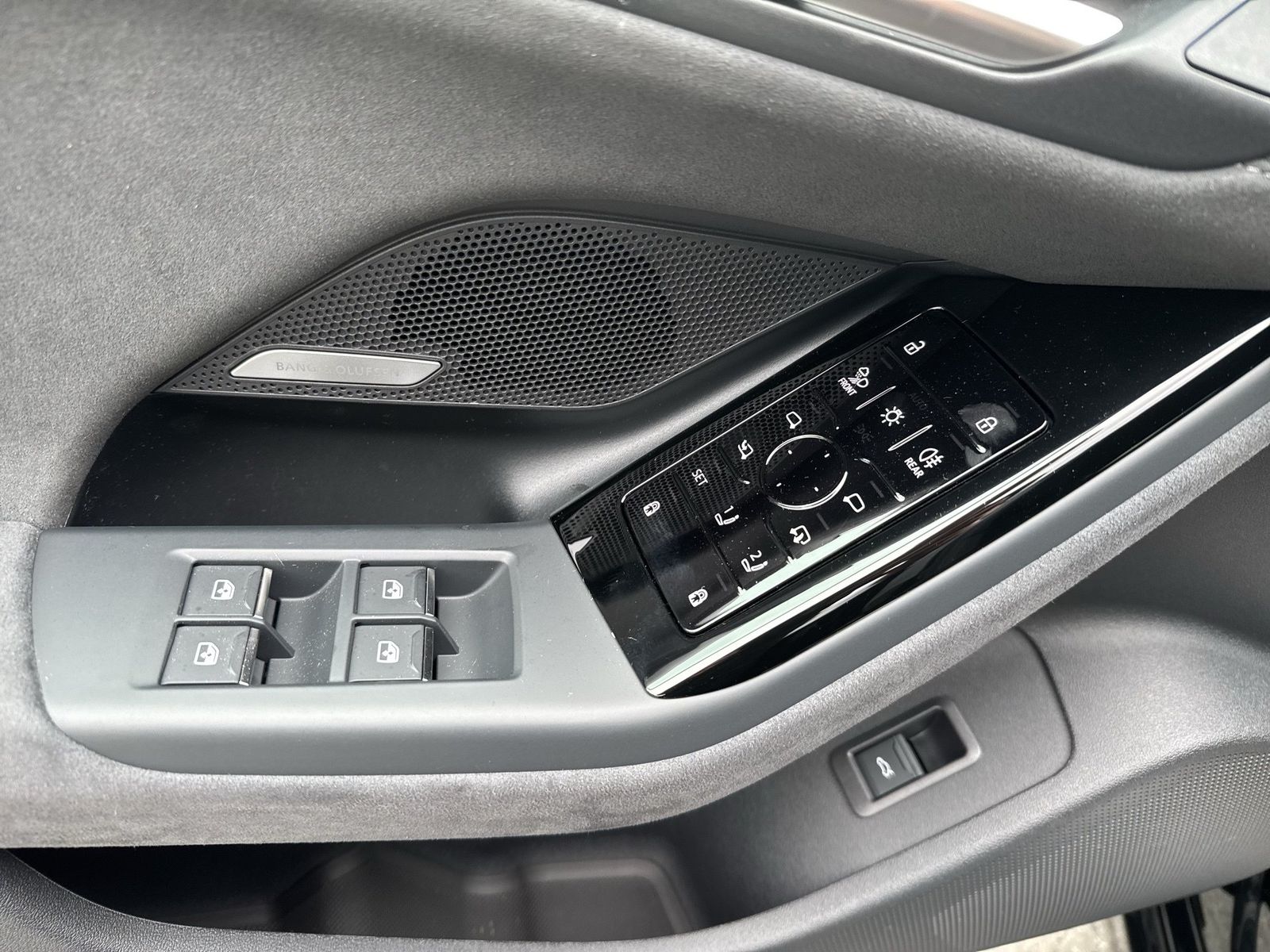 Fahrzeugabbildung Audi A6 Avant e-tron quattro 315 kW Matrix - mit KI generiert/bearbeitet