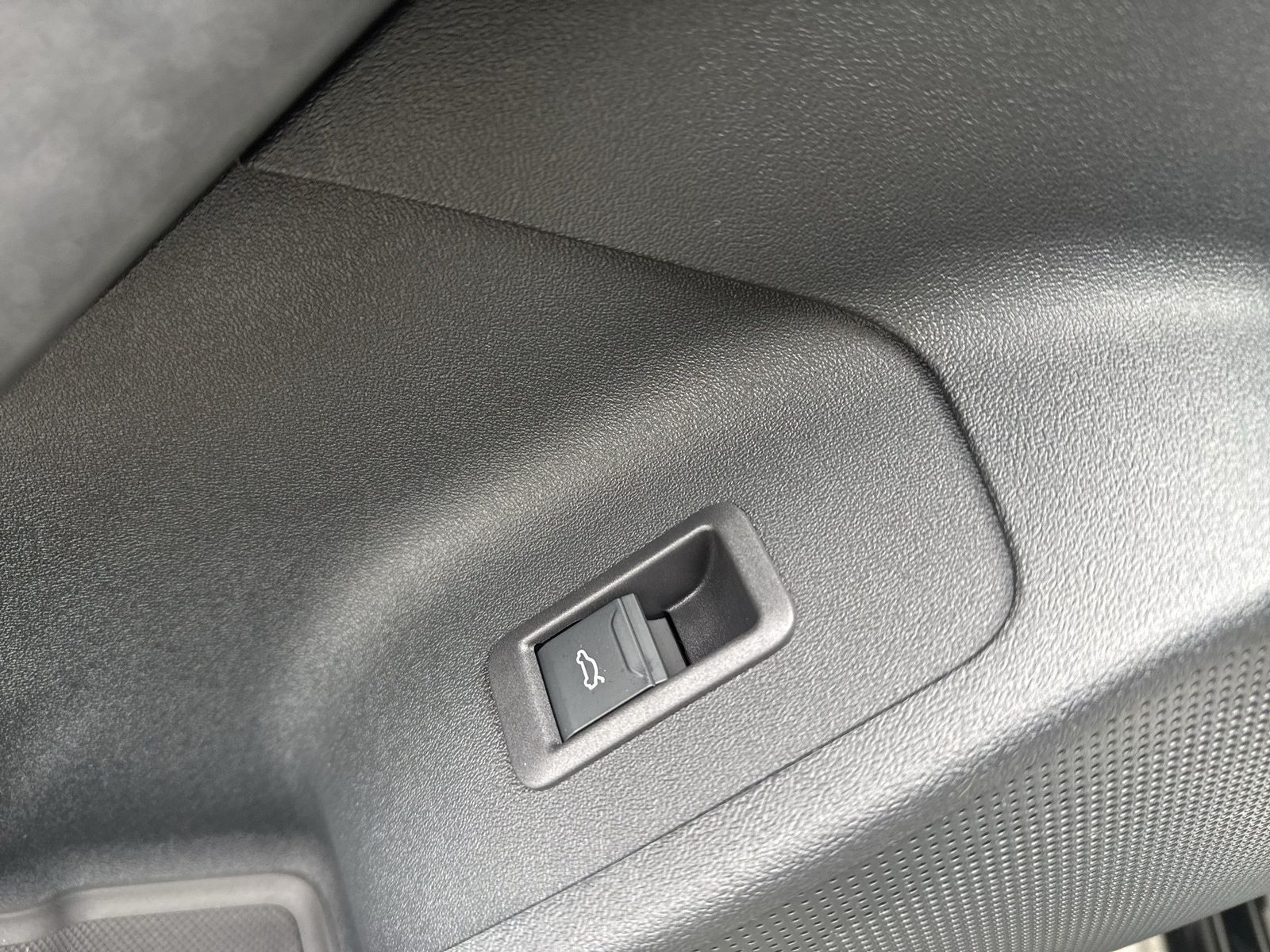 Fahrzeugabbildung Audi A6 Avant e-tron quattro 315 kW Matrix - mit KI generiert/bearbeitet