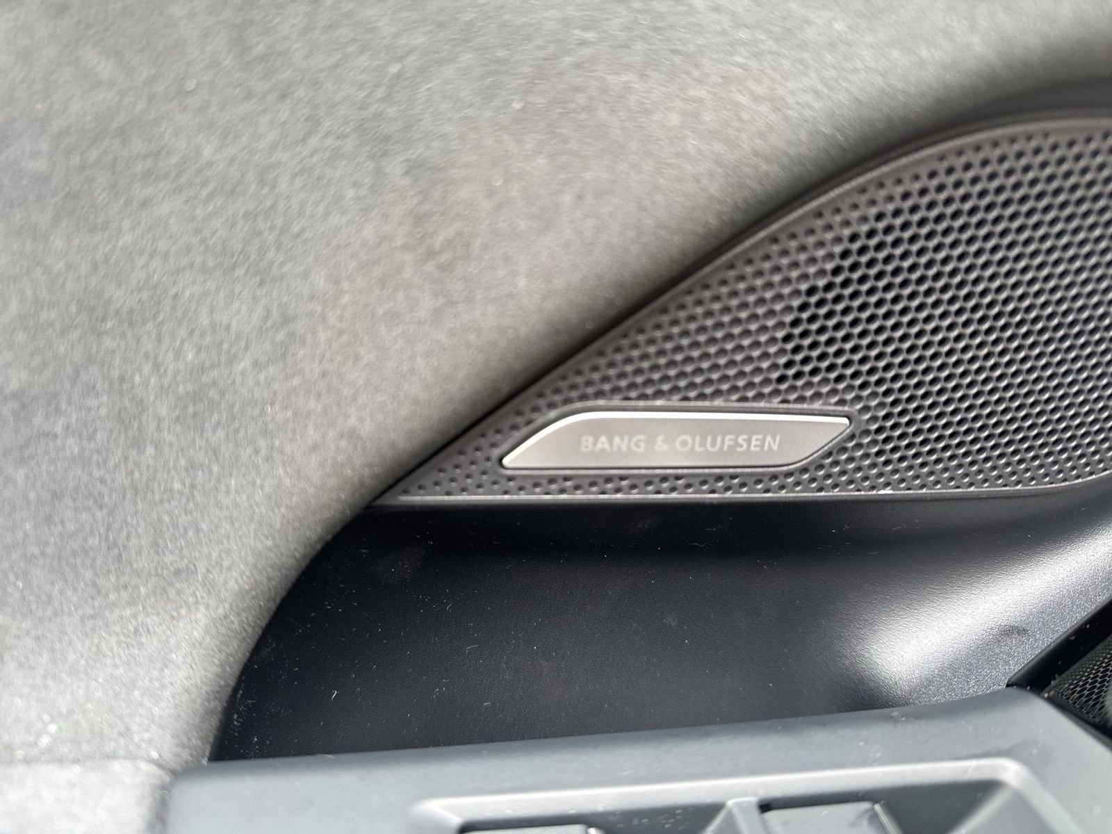 Fahrzeugabbildung Audi A6 Avant e-tron quattro 315 kW Matrix - mit KI generiert/bearbeitet