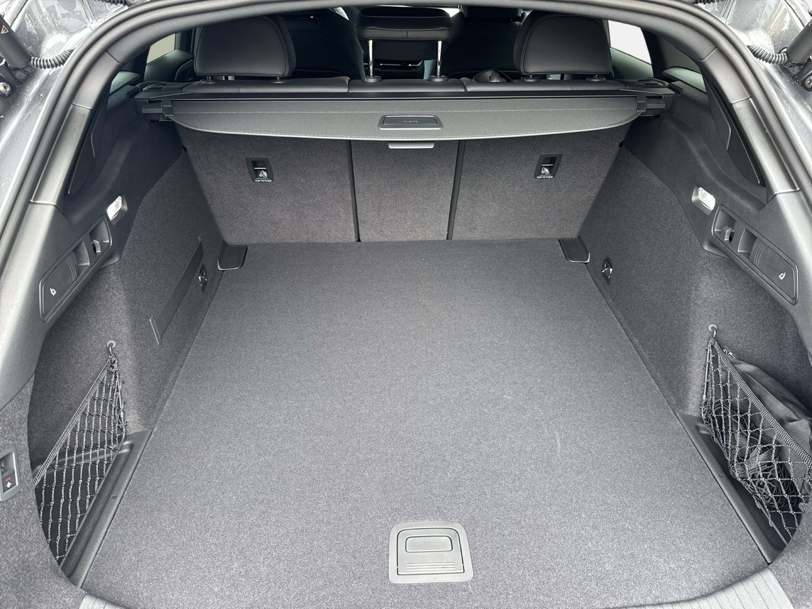 Fahrzeugabbildung Audi A6 Avant e-tron quattro 315 kW Matrix - mit KI generiert/bearbeitet