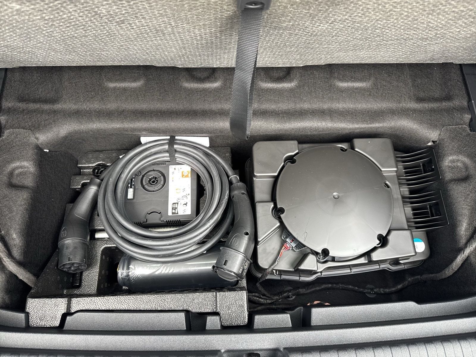 Fahrzeugabbildung Audi A6 Avant e-tron quattro 315 kW Matrix - mit KI generiert/bearbeitet