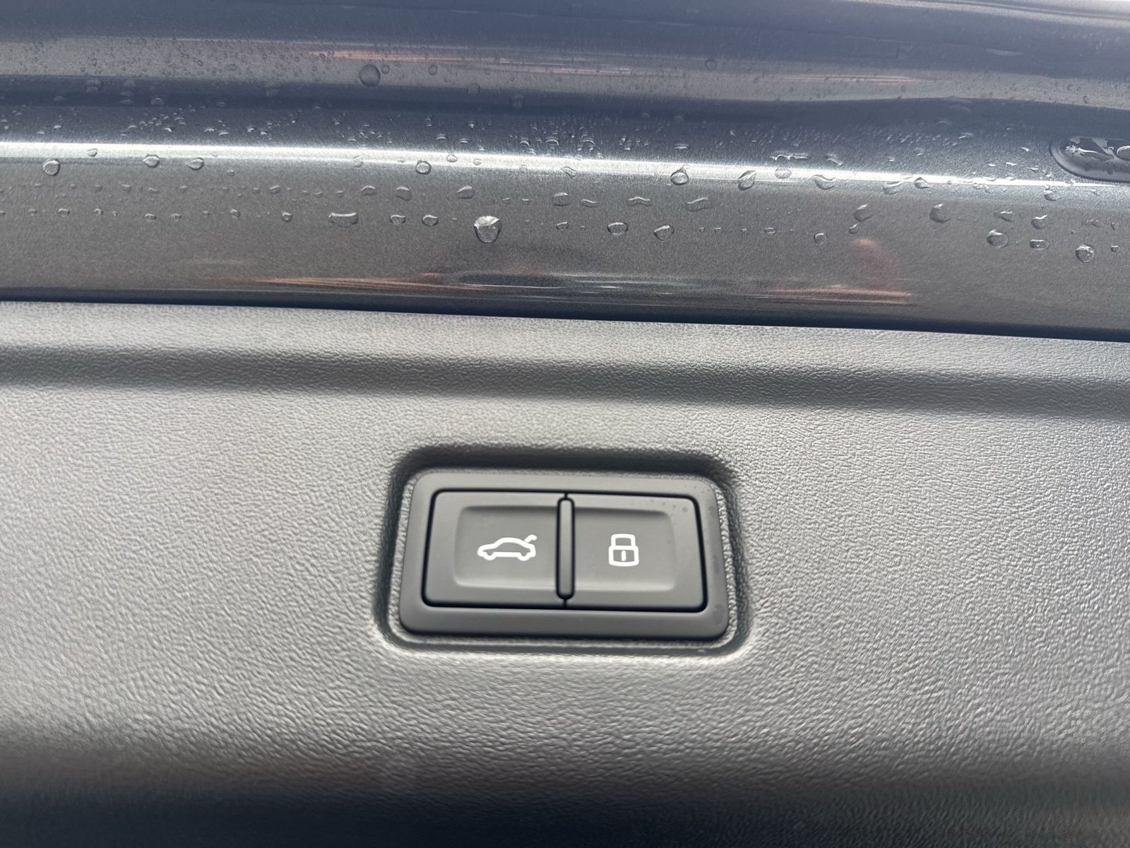 Fahrzeugabbildung Audi A6 Avant e-tron quattro 315 kW Matrix - mit KI generiert/bearbeitet