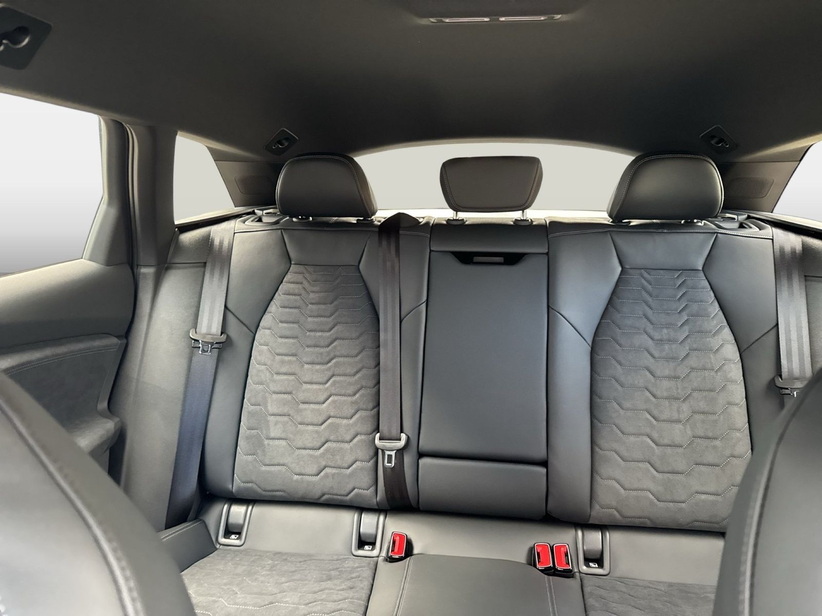 Fahrzeugabbildung Audi A6 Avant e-tron quattro 315 kW Matrix - mit KI generiert/bearbeitet