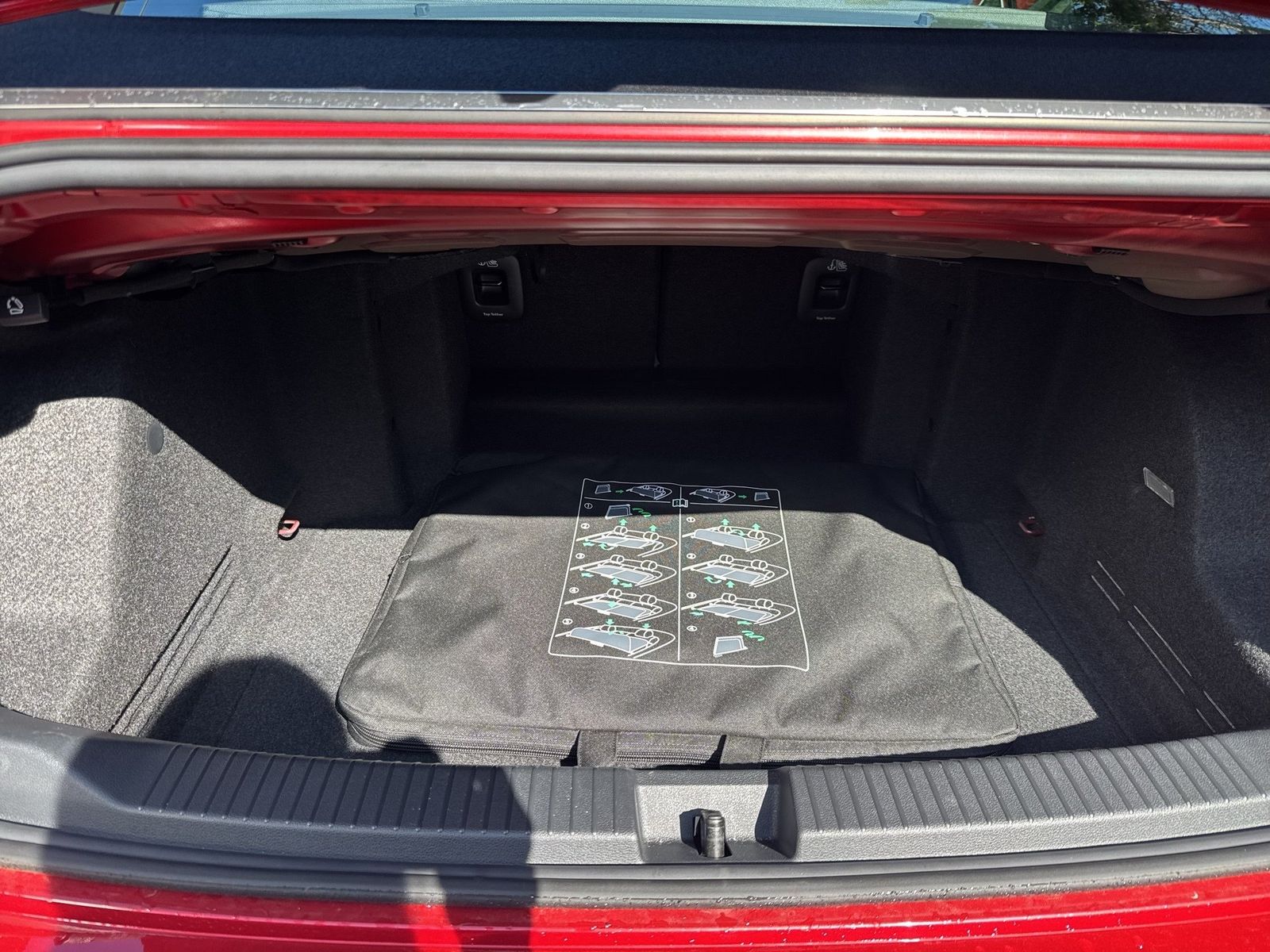 Fahrzeugabbildung Volkswagen T-Roc Cabriolet 1.5 TSI R-Line IQ.Light Matrix - mit KI generiert/bearbeitet