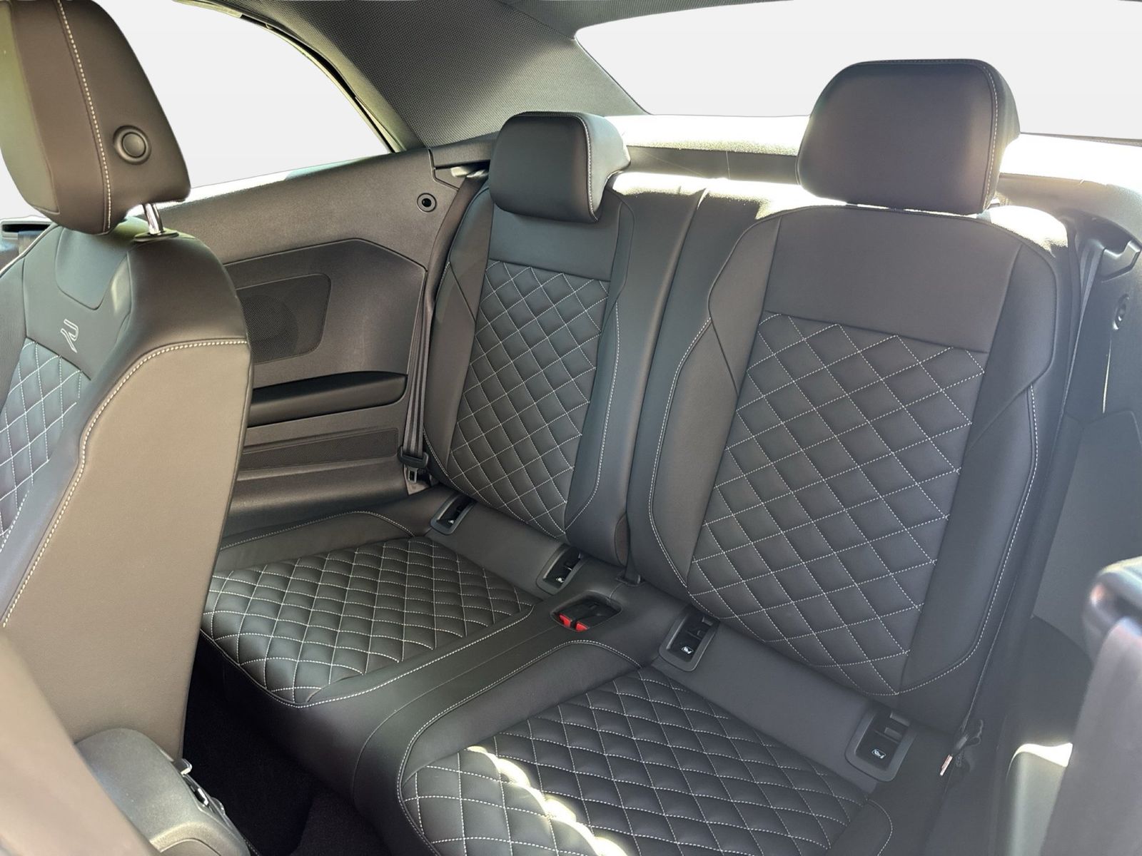 Fahrzeugabbildung Volkswagen T-Roc Cabriolet 1.5 TSI R-Line IQ.Light Matrix - mit KI generiert/bearbeitet