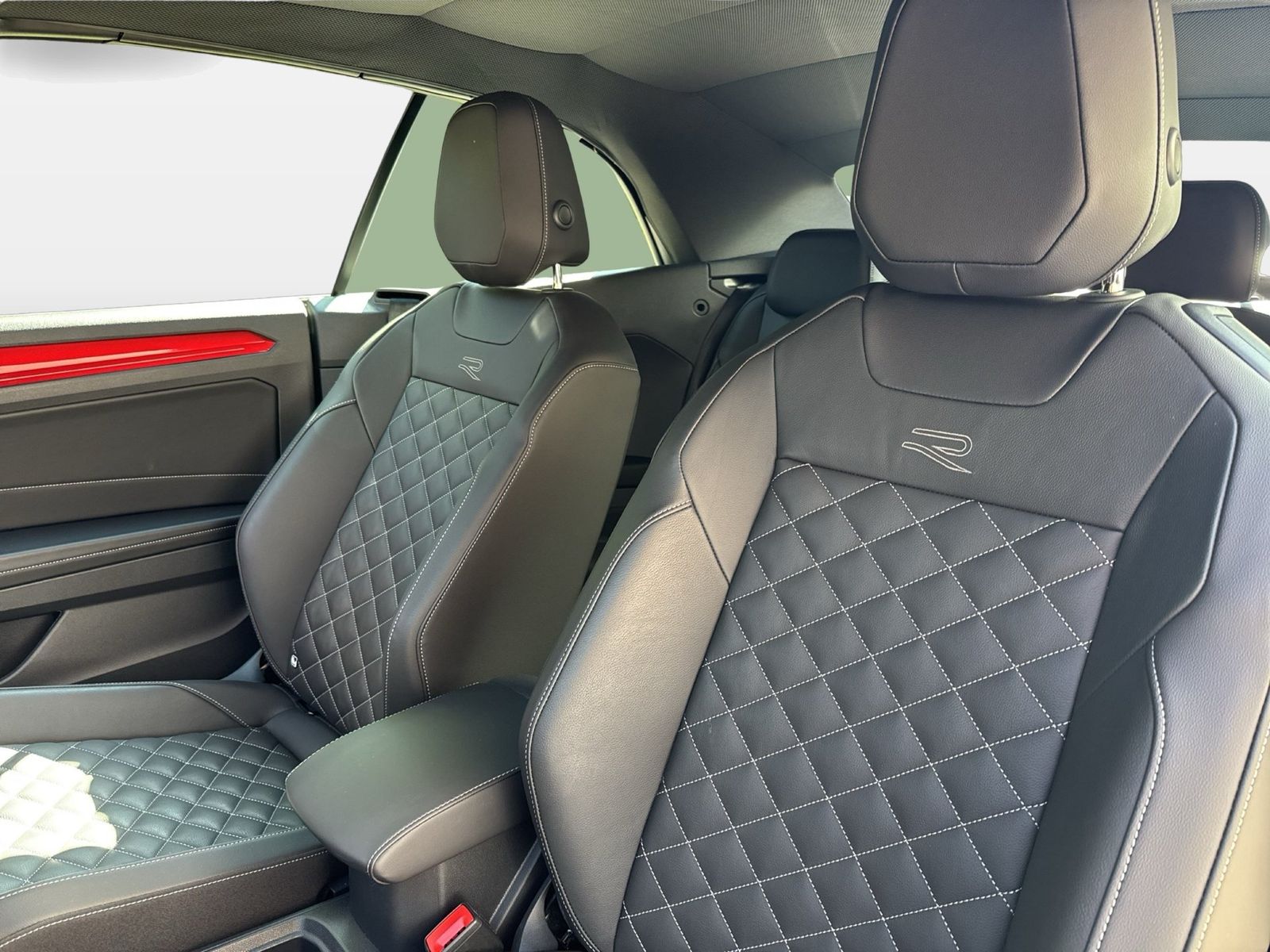 Fahrzeugabbildung Volkswagen T-Roc Cabriolet 1.5 TSI R-Line IQ.Light Matrix - mit KI generiert/bearbeitet