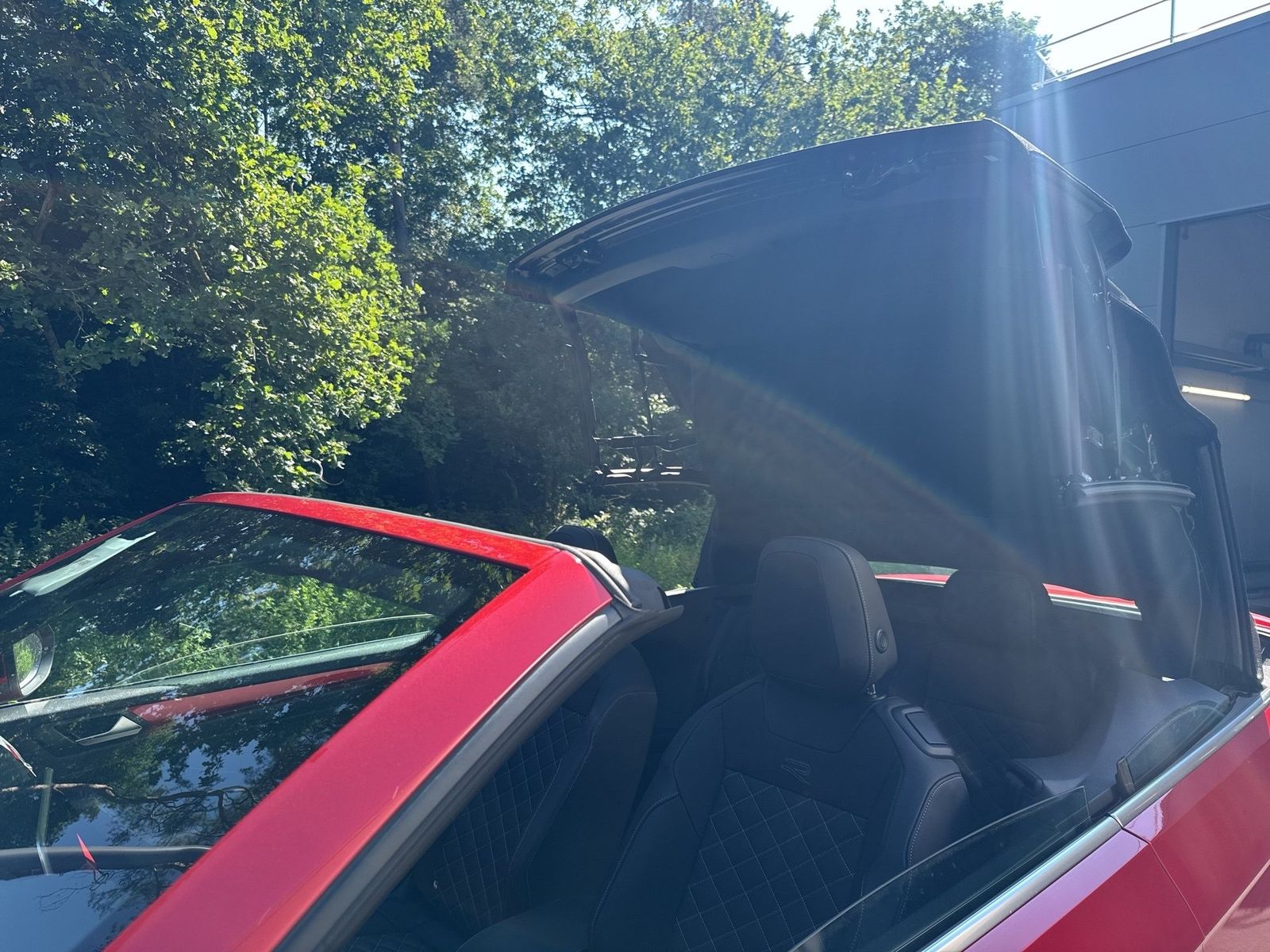 Fahrzeugabbildung Volkswagen T-Roc Cabriolet 1.5 TSI R-Line IQ.Light Matrix - mit KI generiert/bearbeitet