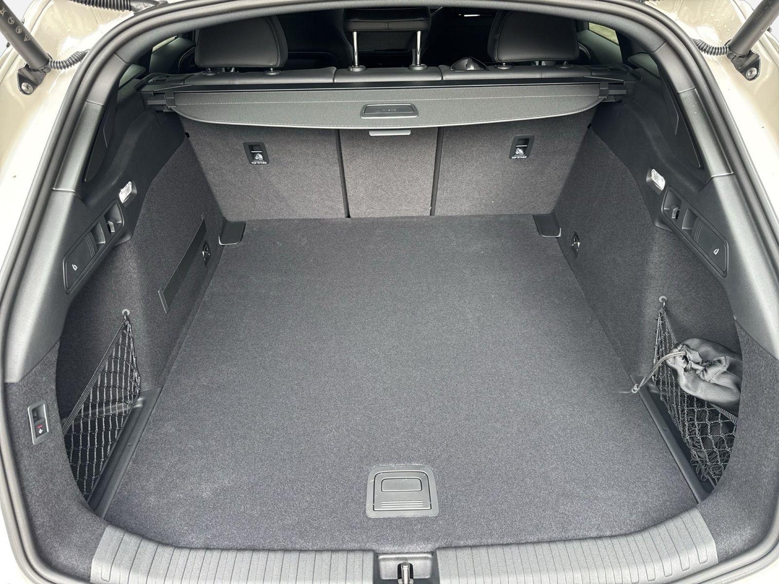 Fahrzeugabbildung Audi A6 Avant S line business e-tron quattro 315 kW - mit KI generiert/bearbeitet