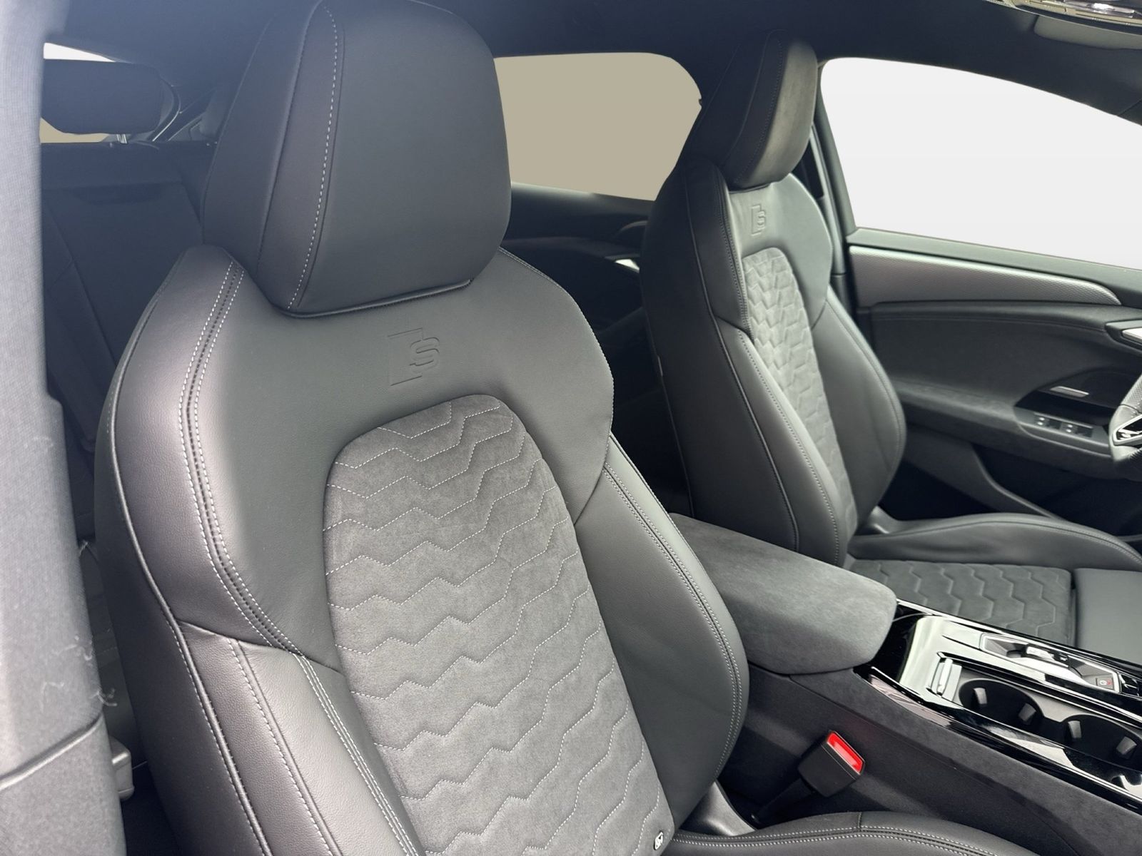 Fahrzeugabbildung Audi A6 Avant S line business e-tron quattro 315 kW - mit KI generiert/bearbeitet