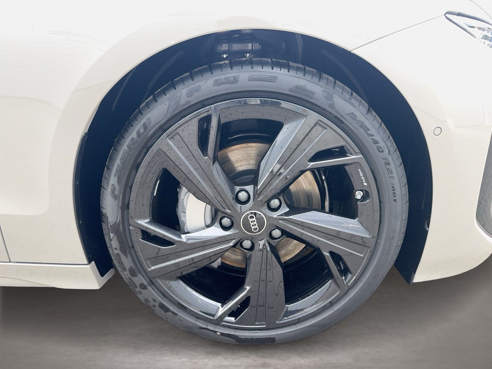 Fahrzeugabbildung Audi A6 Avant S line business e-tron quattro 315 kW - mit KI generiert/bearbeitet