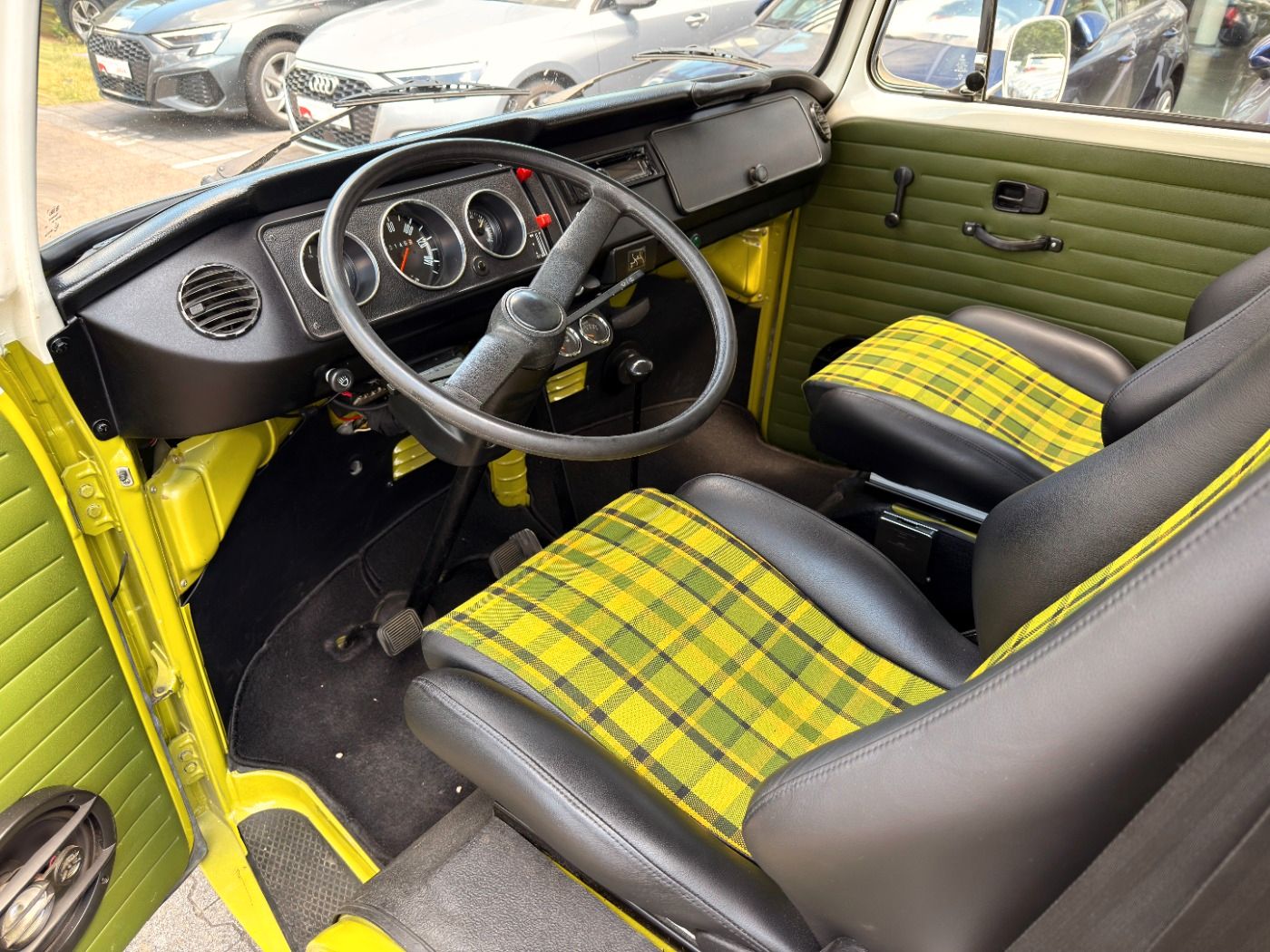 Fahrzeug autohaus mense Fahrzeugabbildung Volkswagen T2 Camper Restaurierung - mit KI generiert/bearbeitet