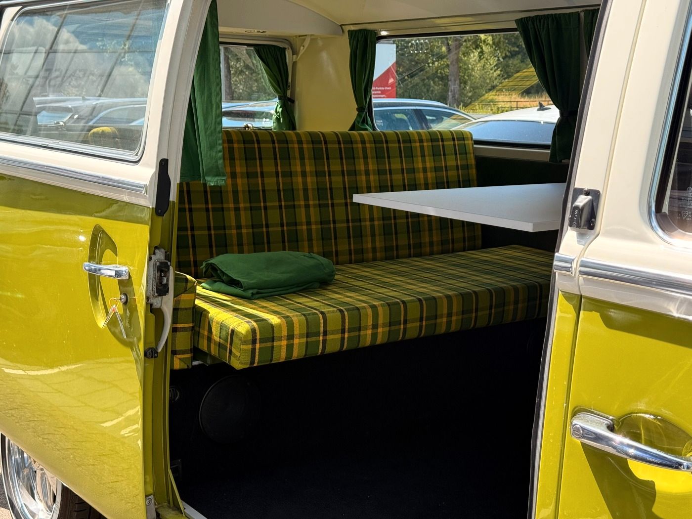 Fahrzeug autohaus mense Fahrzeugabbildung Volkswagen T2 Camper Restaurierung - mit KI generiert/bearbeitet