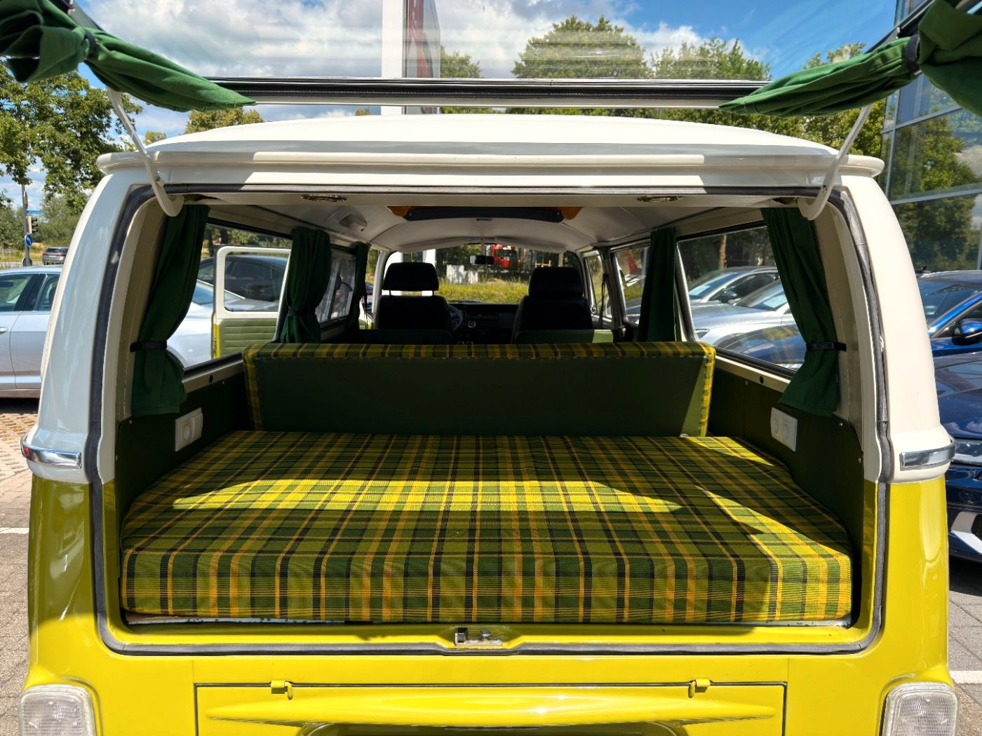 Fahrzeug autohaus mense Fahrzeugabbildung Volkswagen T2 Camper Restaurierung - mit KI generiert/bearbeitet