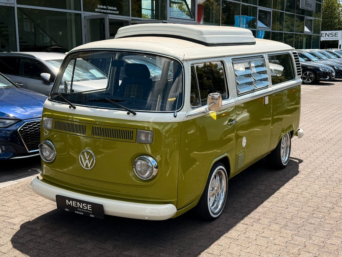 Fahrzeug autohaus mense Fahrzeugabbildung Volkswagen T2 Camper Restaurierung - mit KI generiert/bearbeitet