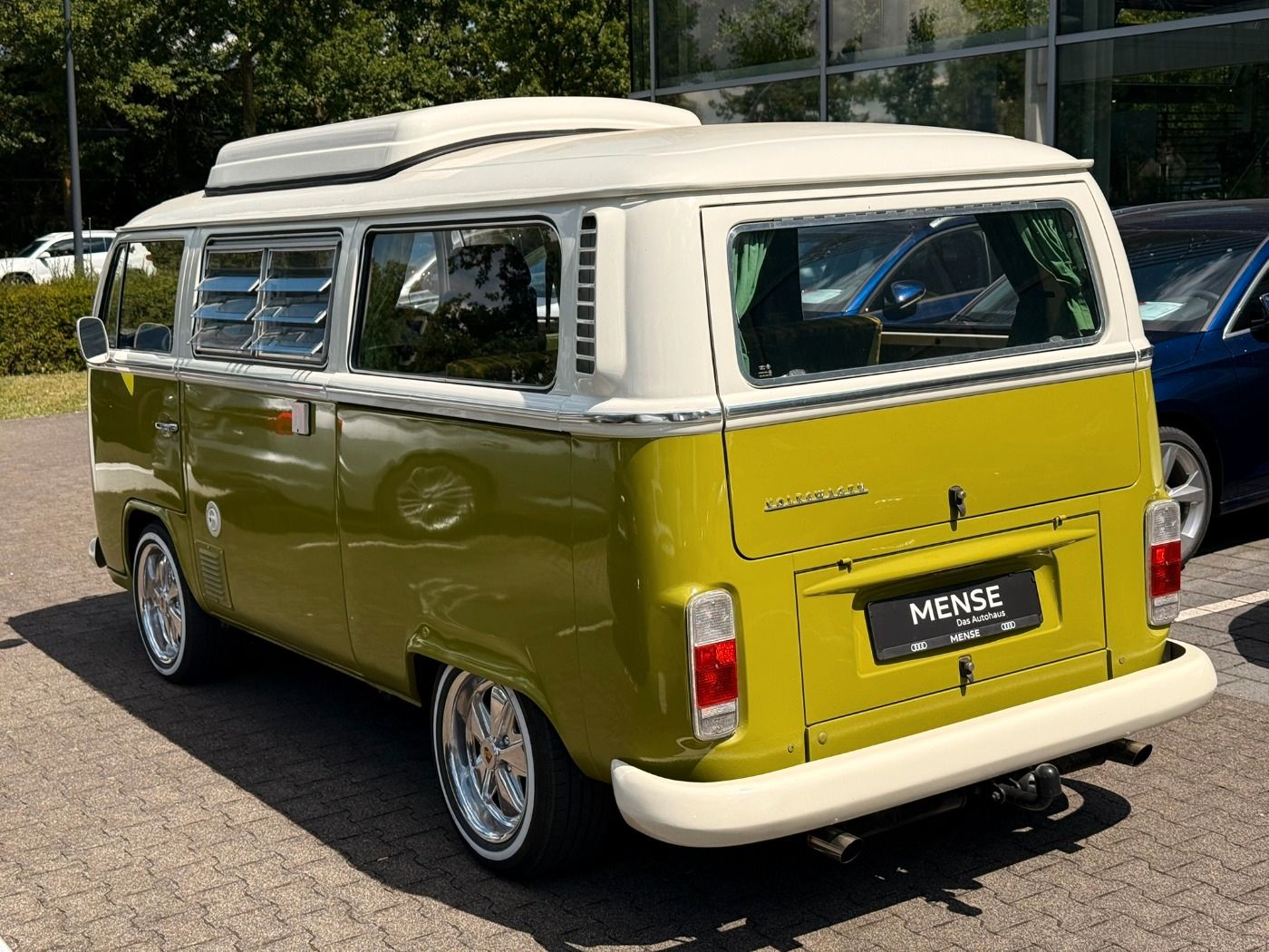 Fahrzeug autohaus mense Fahrzeugabbildung Volkswagen T2 Camper Restaurierung - mit KI generiert/bearbeitet