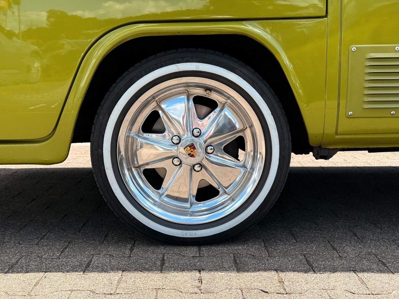 Fahrzeug autohaus mense Fahrzeugabbildung Volkswagen T2 Camper Restaurierung - mit KI generiert/bearbeitet