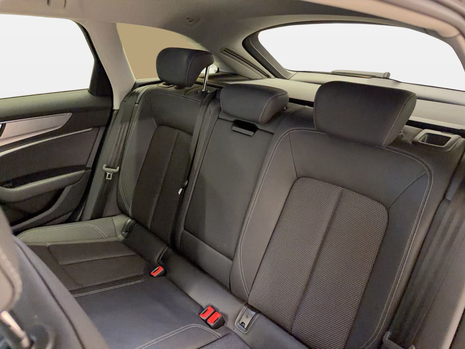 Fahrzeugabbildung Audi A6 Avant TFSI e Sport 55 TFSIe S-tronic S line S - mit KI generiert/bearbeitet