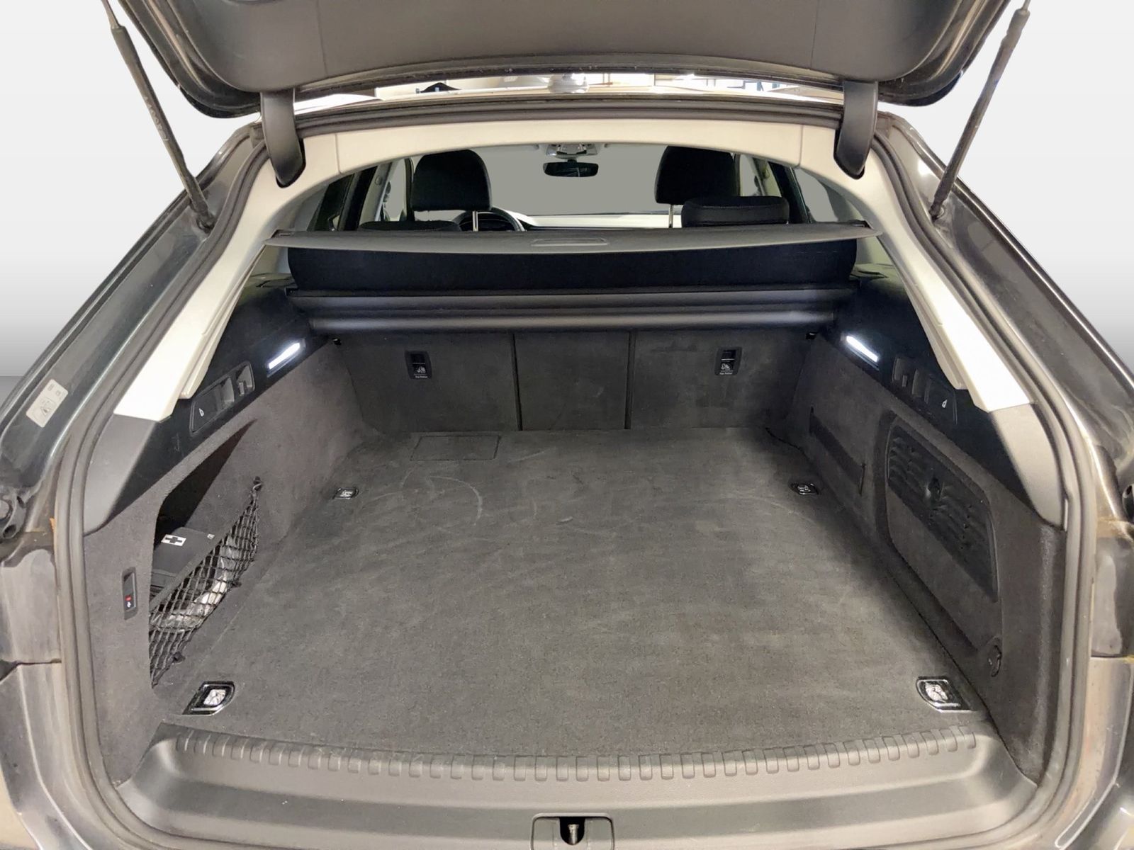 Fahrzeugabbildung Audi A6 Avant TFSI e Sport 55 TFSIe S-tronic S line S - mit KI generiert/bearbeitet