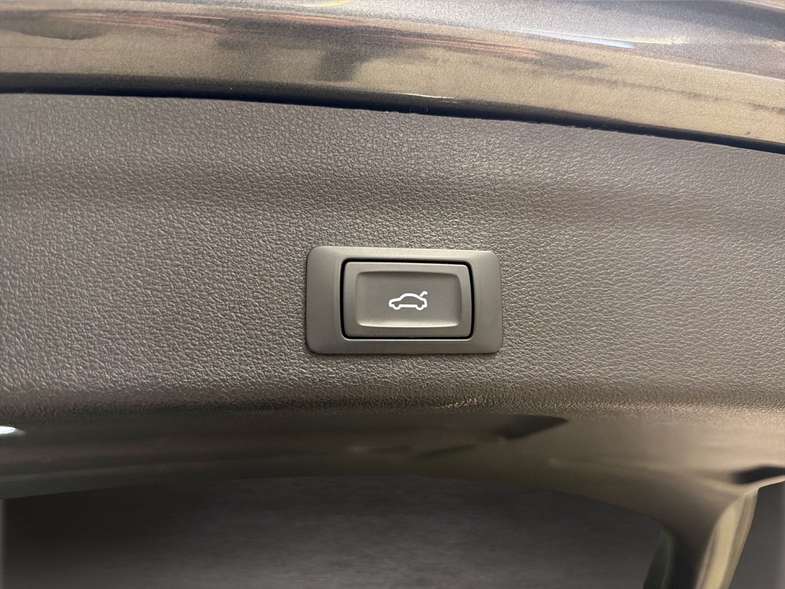 Fahrzeugabbildung Audi A6 Avant TFSI e Sport 55 TFSIe S-tronic S line S - mit KI generiert/bearbeitet