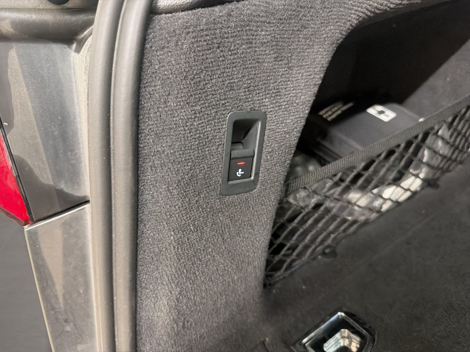 Fahrzeugabbildung Audi A6 Avant TFSI e Sport 55 TFSIe S-tronic S line S - mit KI generiert/bearbeitet